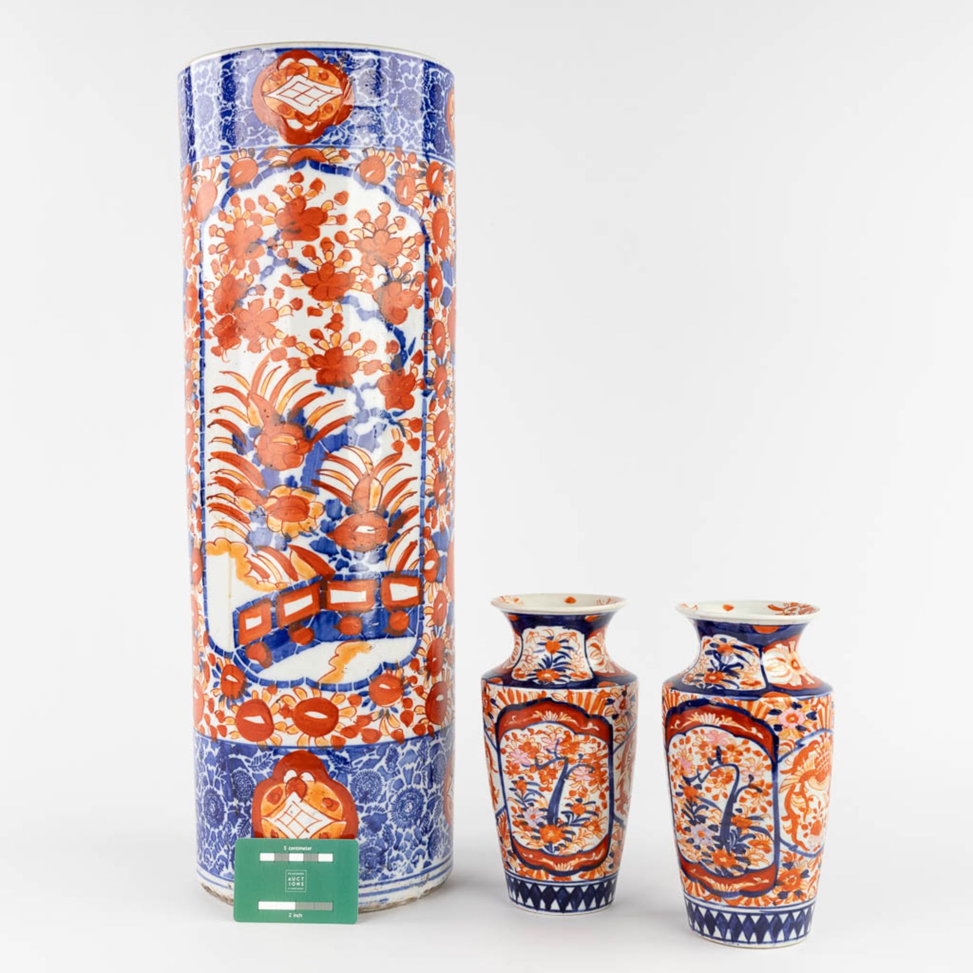 Three pieces of Japanese Imari porcelain, an umbrella stand and a pair of vases. 19th/20th C. (H:60 - Image 2 of 20