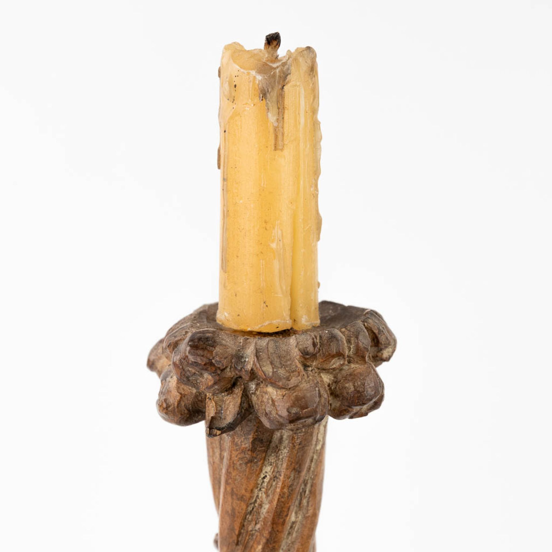 A pair of wood-sculptured candle holders, with putti. 19th C. (L:9 x W:12 x H:34 cm) - Image 8 of 12