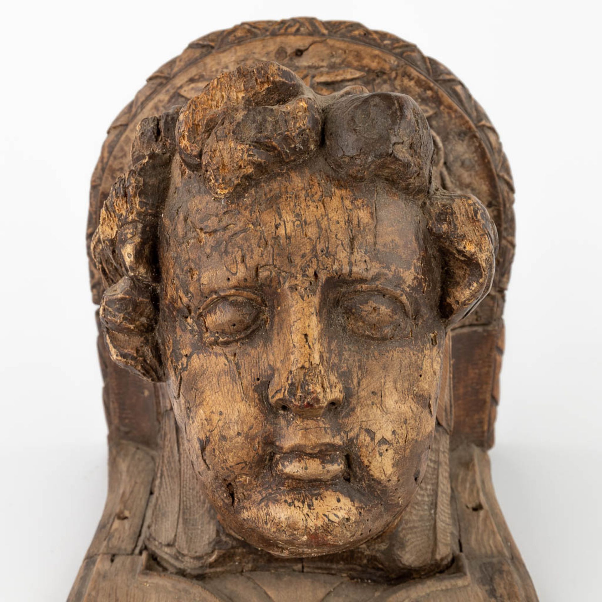 An antique, wood-sculptured corbel with an angel figurine. Oak, 17thC. (L:30 x W:28 x H:27 cm) - Image 7 of 11