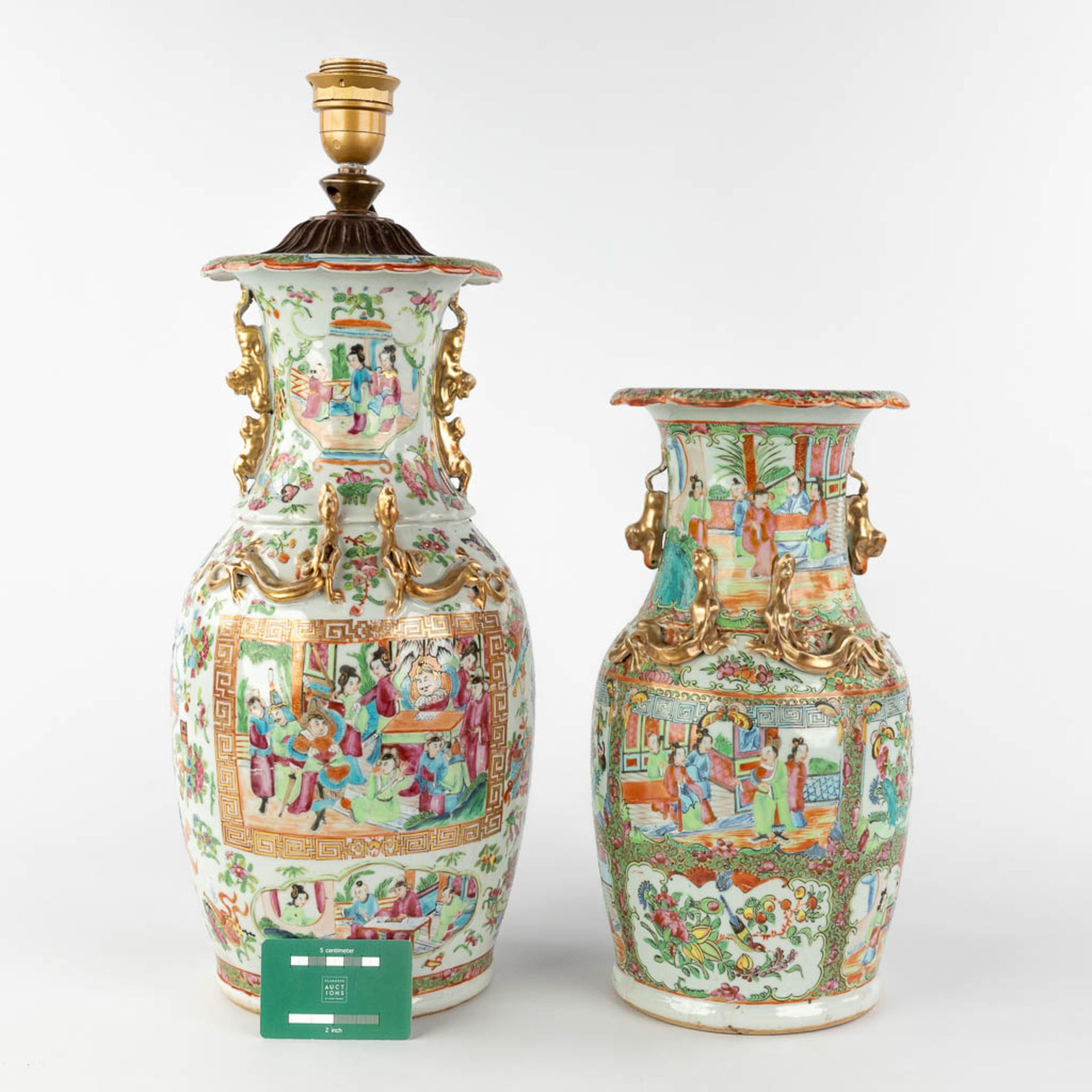 Two Chinese Canton vases. 19th/20th C. (H:44 cm) - Image 2 of 19