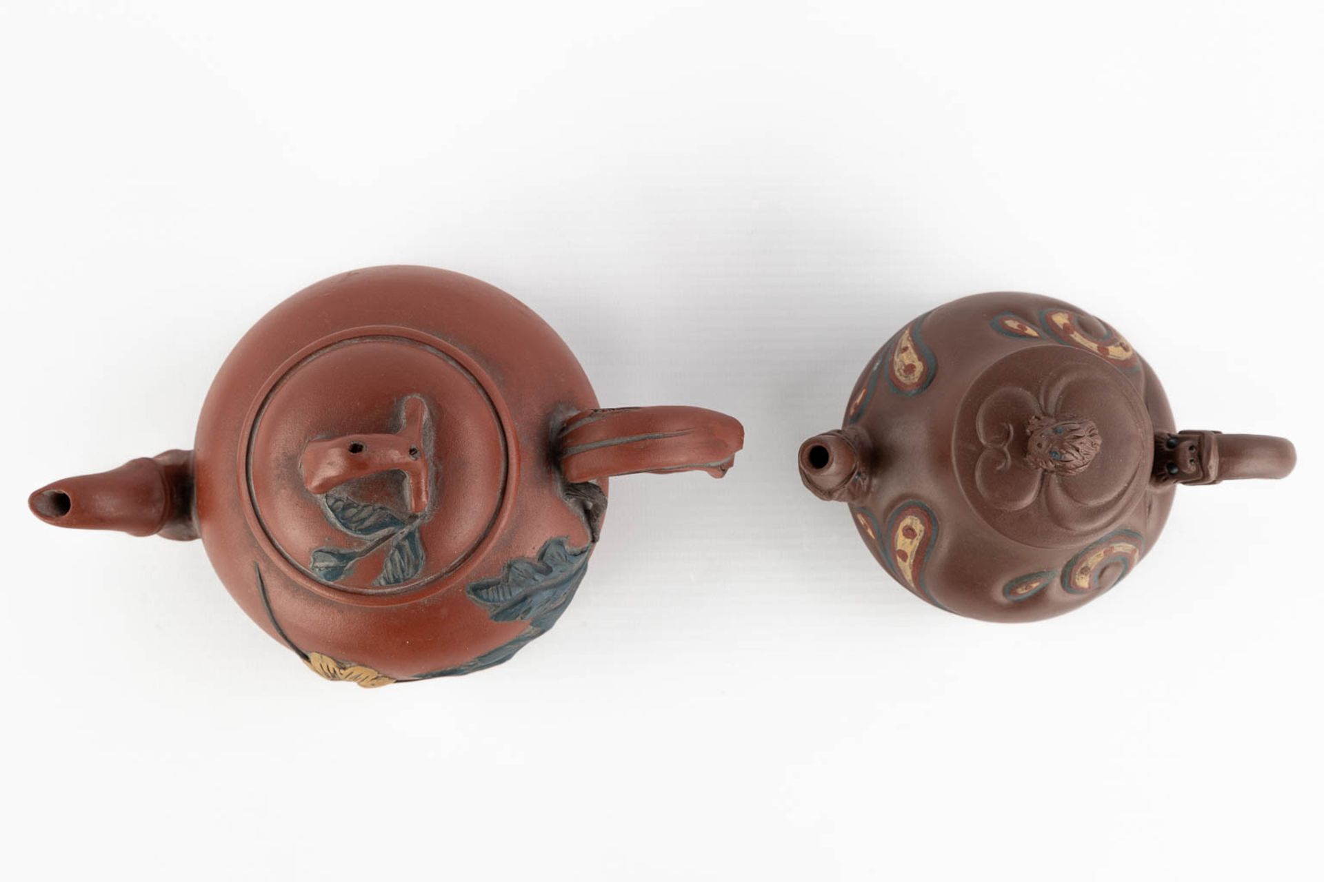 Two Chinese Yixing stoneware teapots, 20th C. (L:11 x W:18 x H:10 cm) - Image 7 of 18