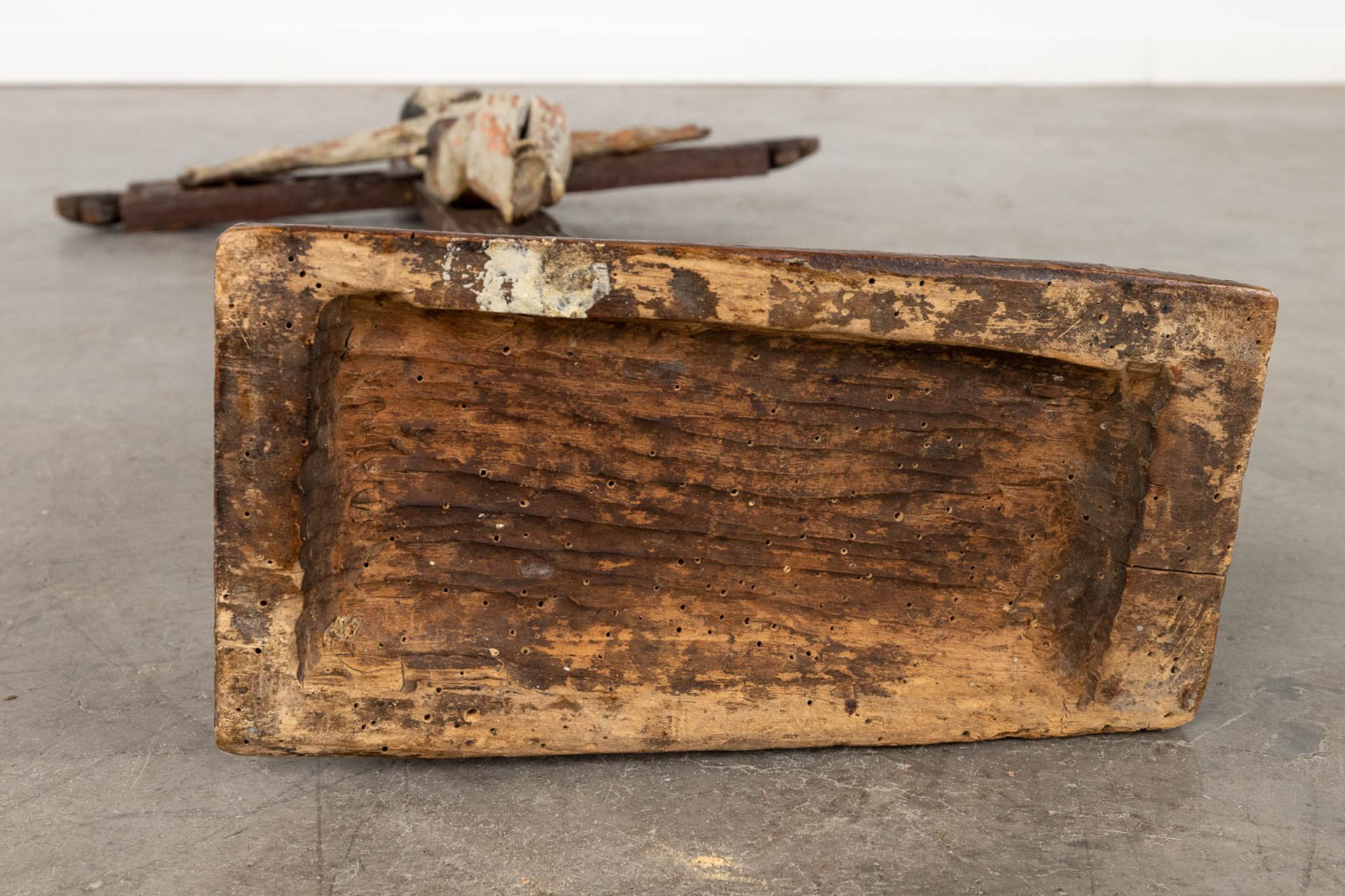 An antique wood-sculptured statue of Jesus on the cross, folk art. 18th C. (W:55 x H:112 cm) - Image 15 of 15