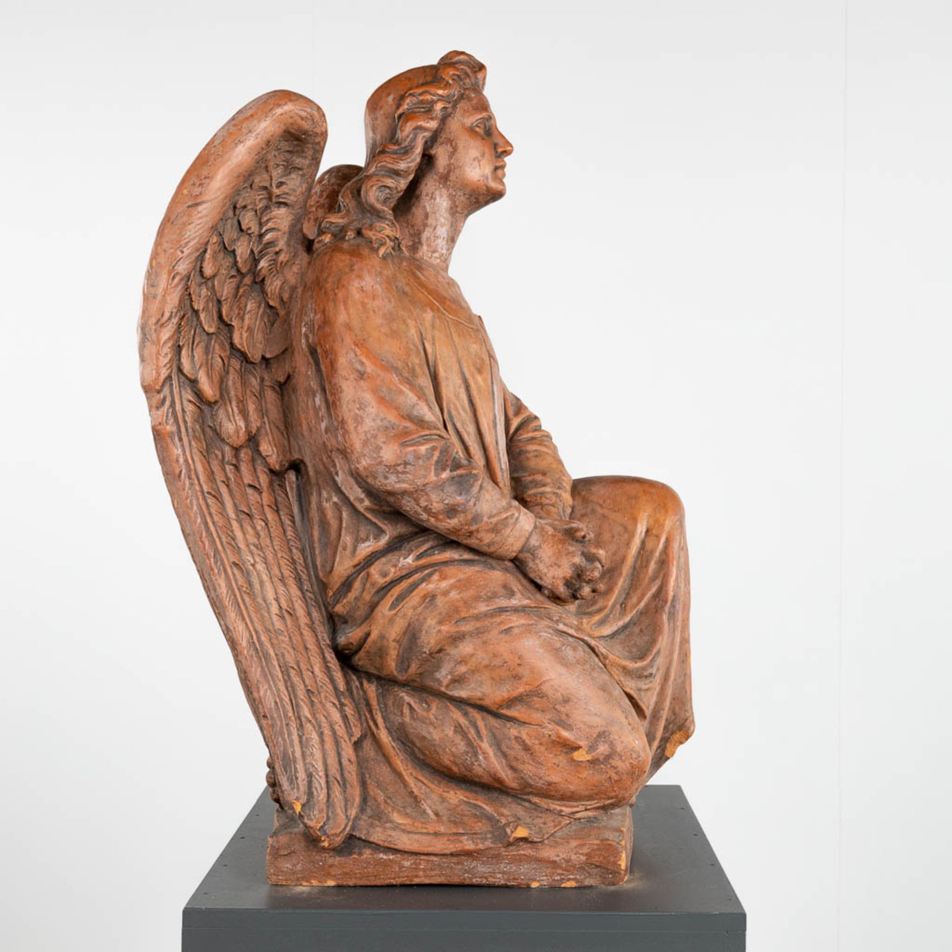 A large figurine of an angel, terracotta. 19th C. (L:45 x W:38 x H:75 cm) - Image 6 of 10
