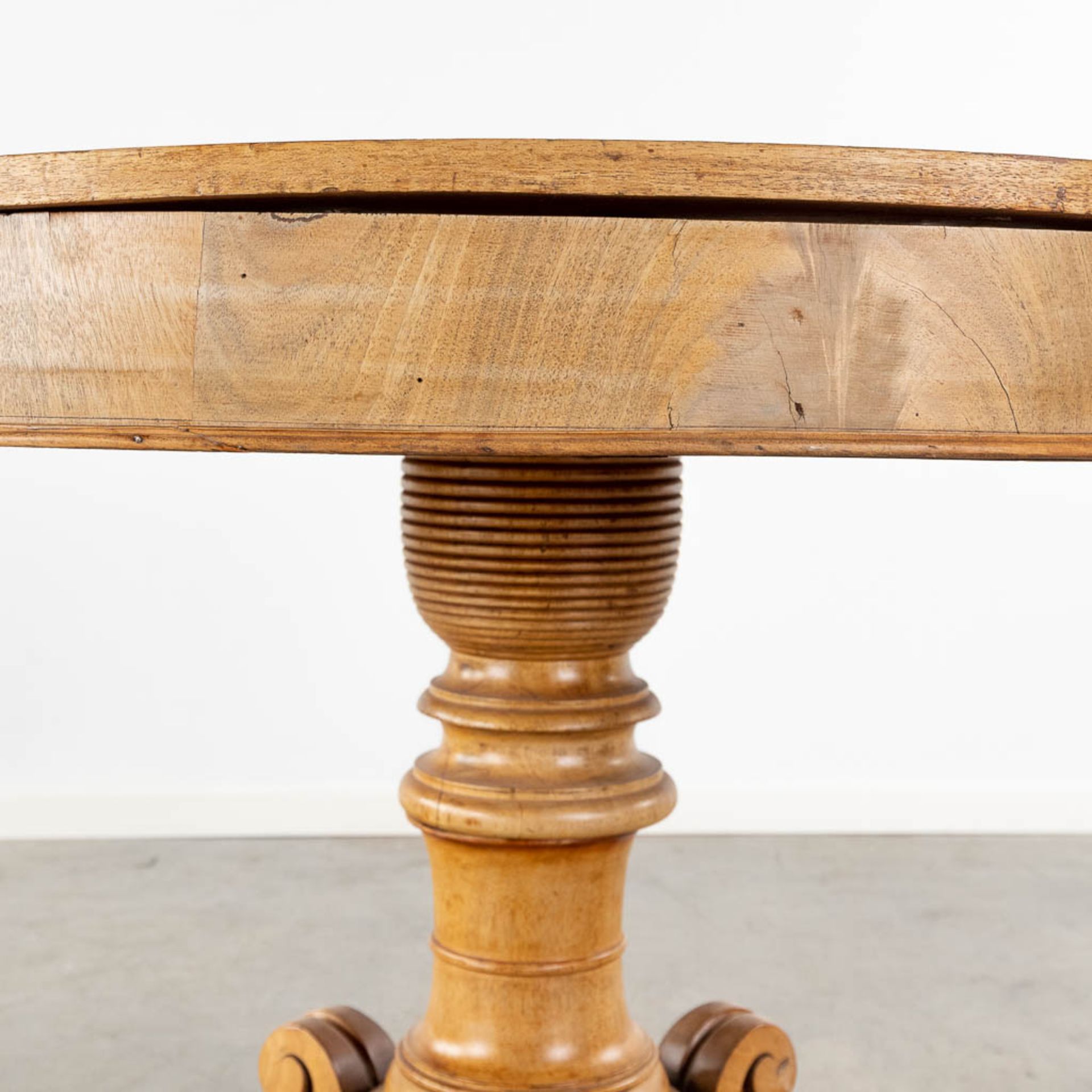 A round table, walnut, 19th C (H:77 x D:99 cm) - Bild 6 aus 7