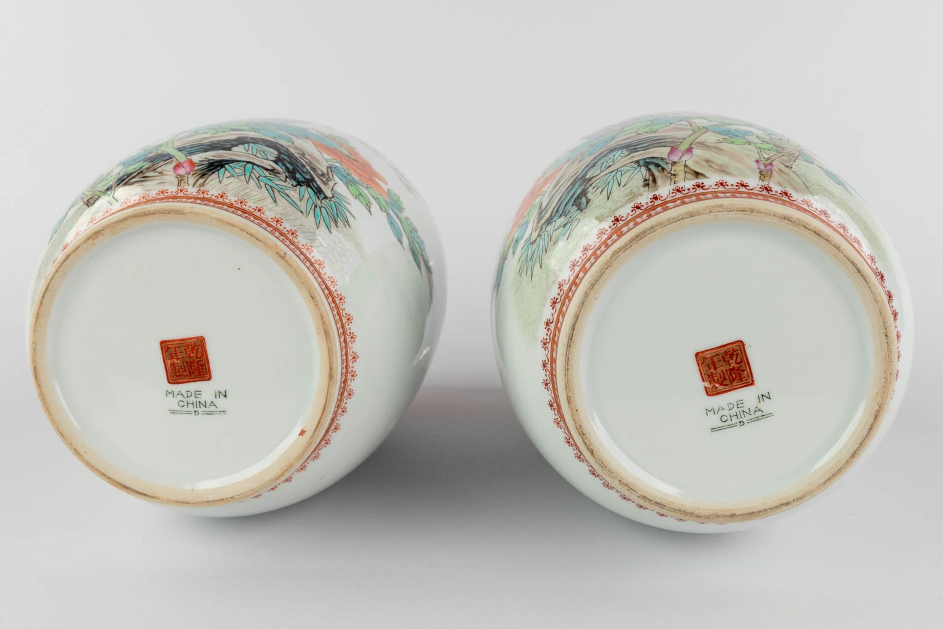 A pair of Chinese vases with bird decor, spring blossoms and peonies. 20th C. (H:32 x D:18 cm) - Image 11 of 12