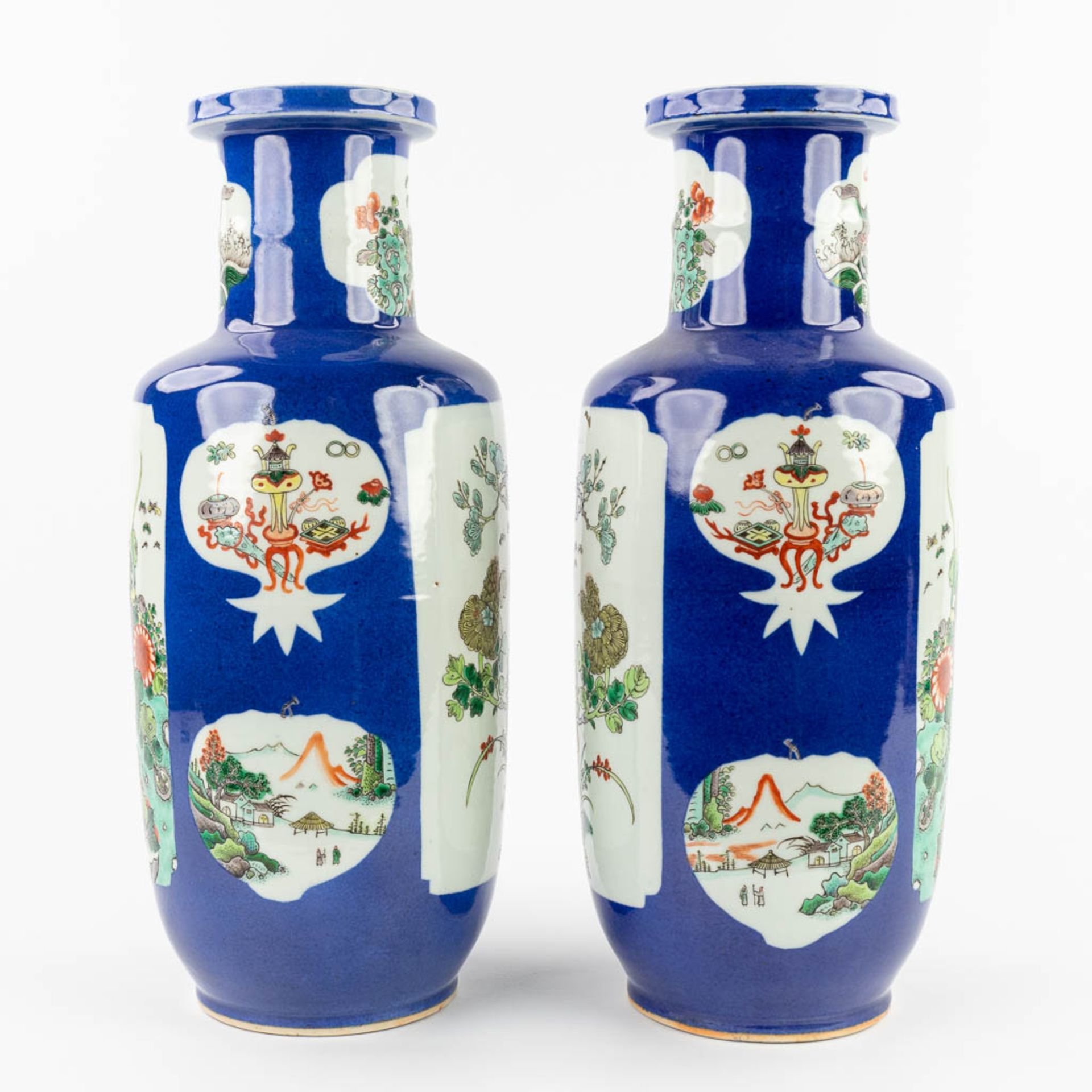 A pair of Chinese vases, decorated with fauna and flora. 20th C. (H:45 x D:18 cm) - Image 3 of 13