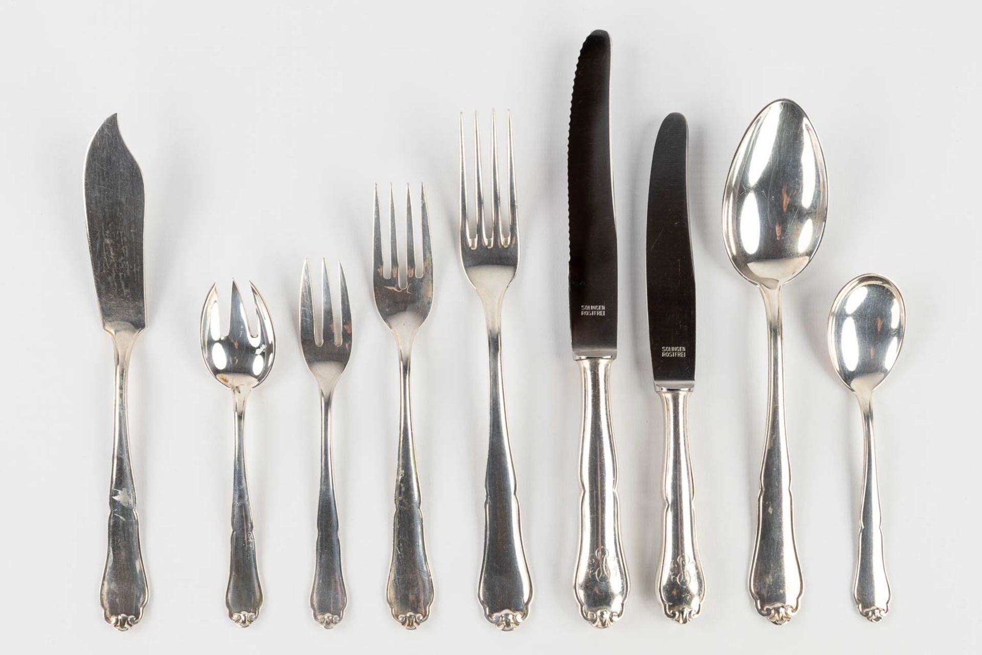 A 98-piece silver cutlery, made in Germany and marked 800. Added 3 sugar casters marked Delheid. 383 - Bild 4 aus 19