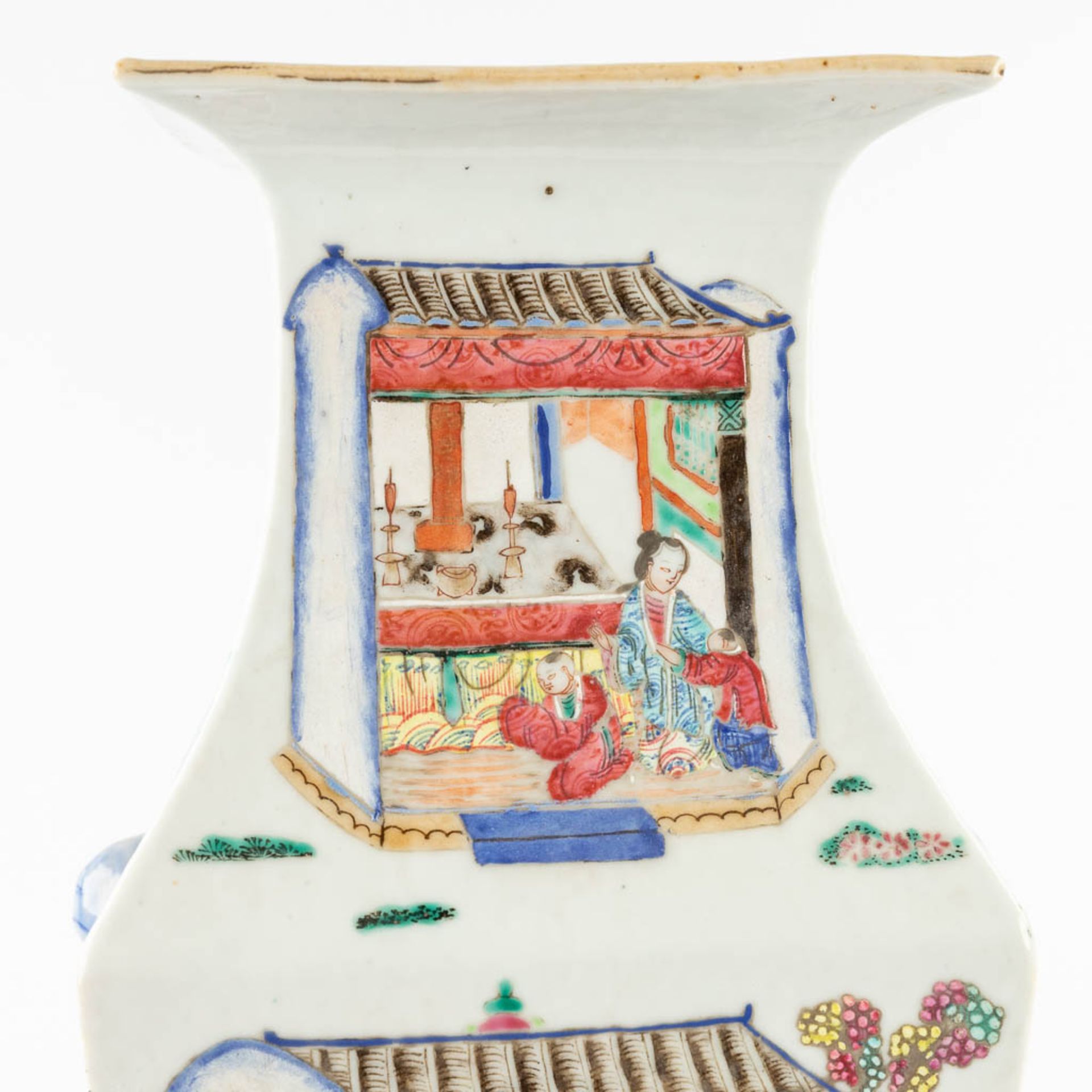 A square Chinese Famille Rose vase, decorated with scènes of 'The Harvest'. 19th C. (L:17 x W:15 x H - Image 8 of 10