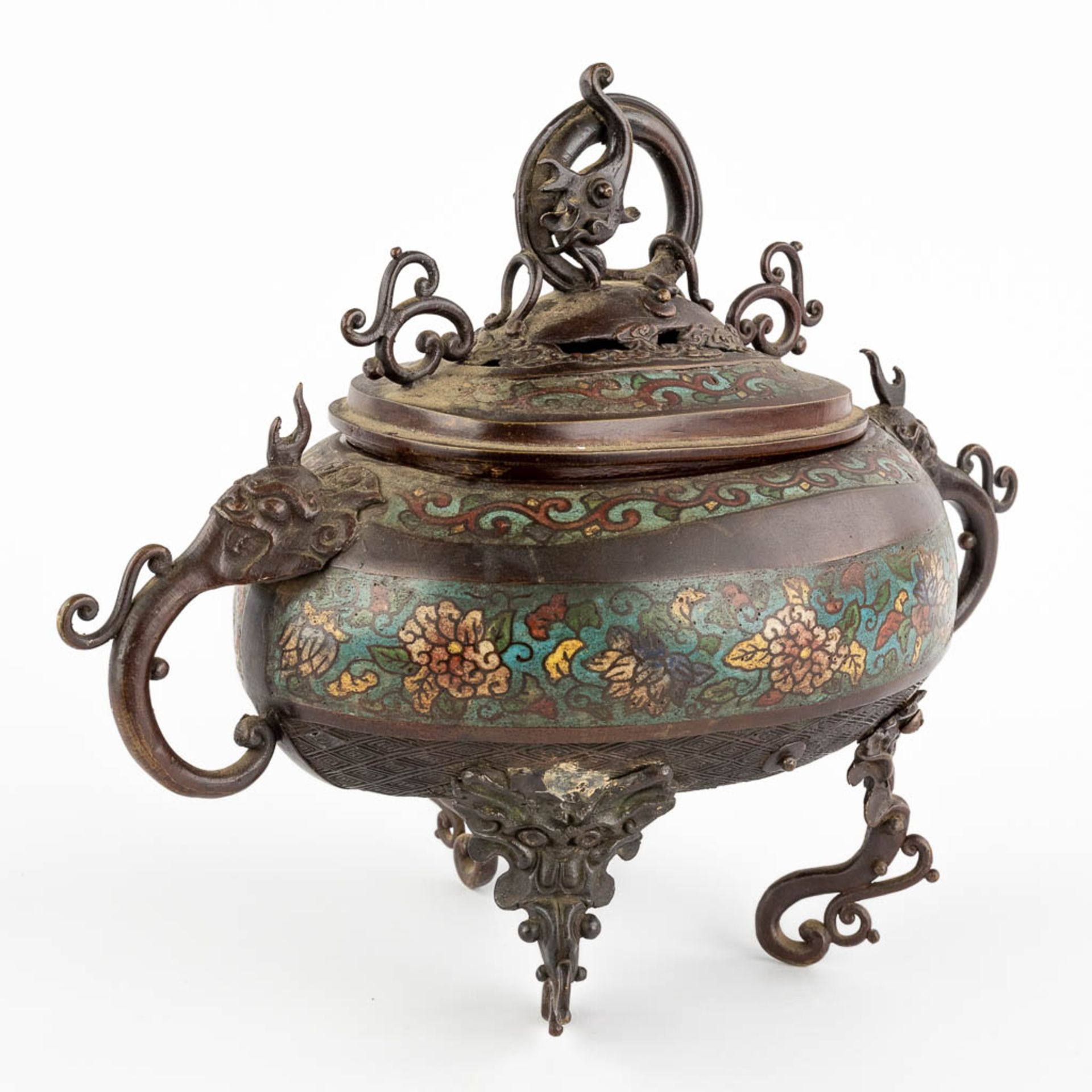 A Japanese incense burner, bronze with champslevé decor. 19th C. (L:19 x W:33 x H:27 cm) - Image 3 of 16