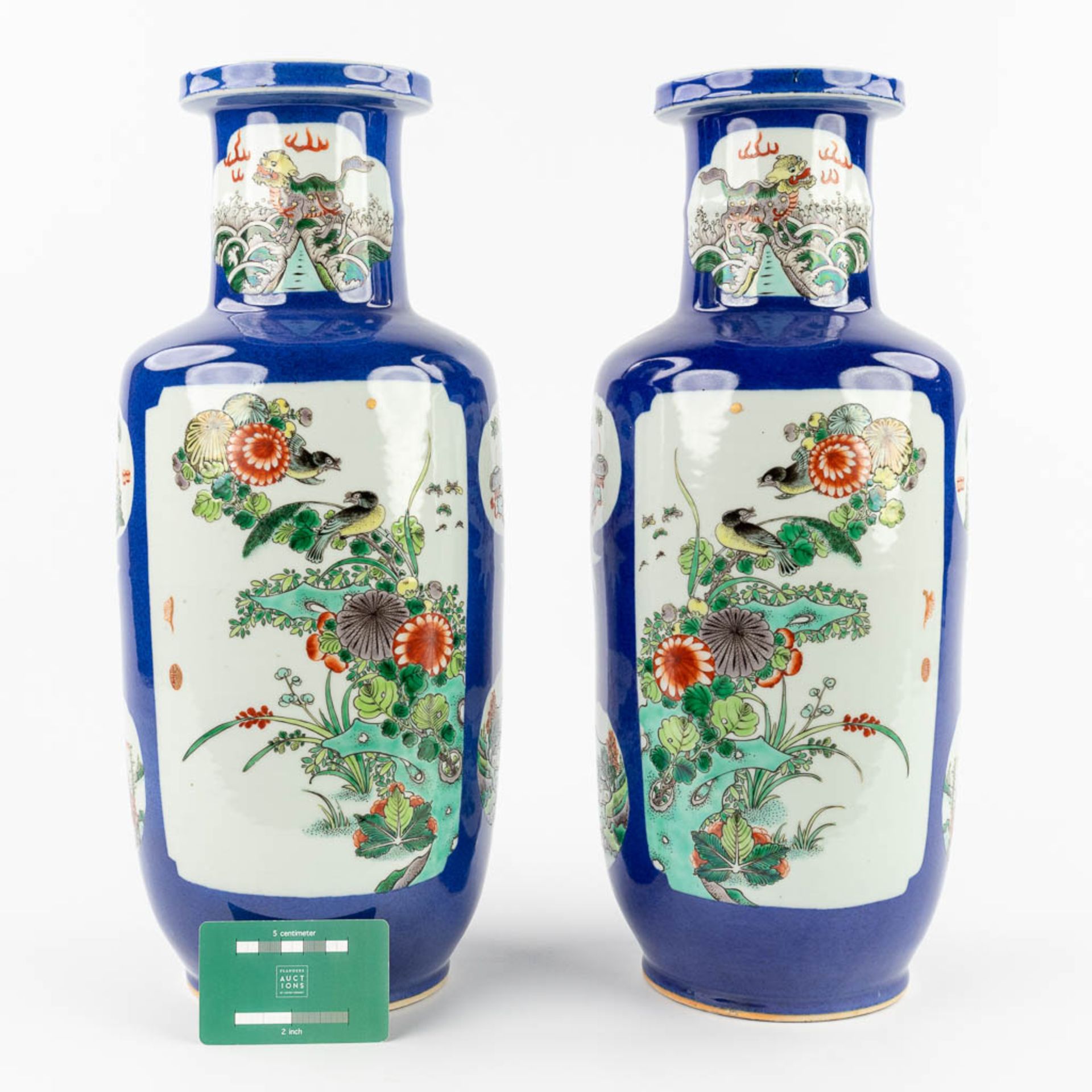 A pair of Chinese vases, decorated with fauna and flora. 20th C. (H:45 x D:18 cm) - Image 2 of 13