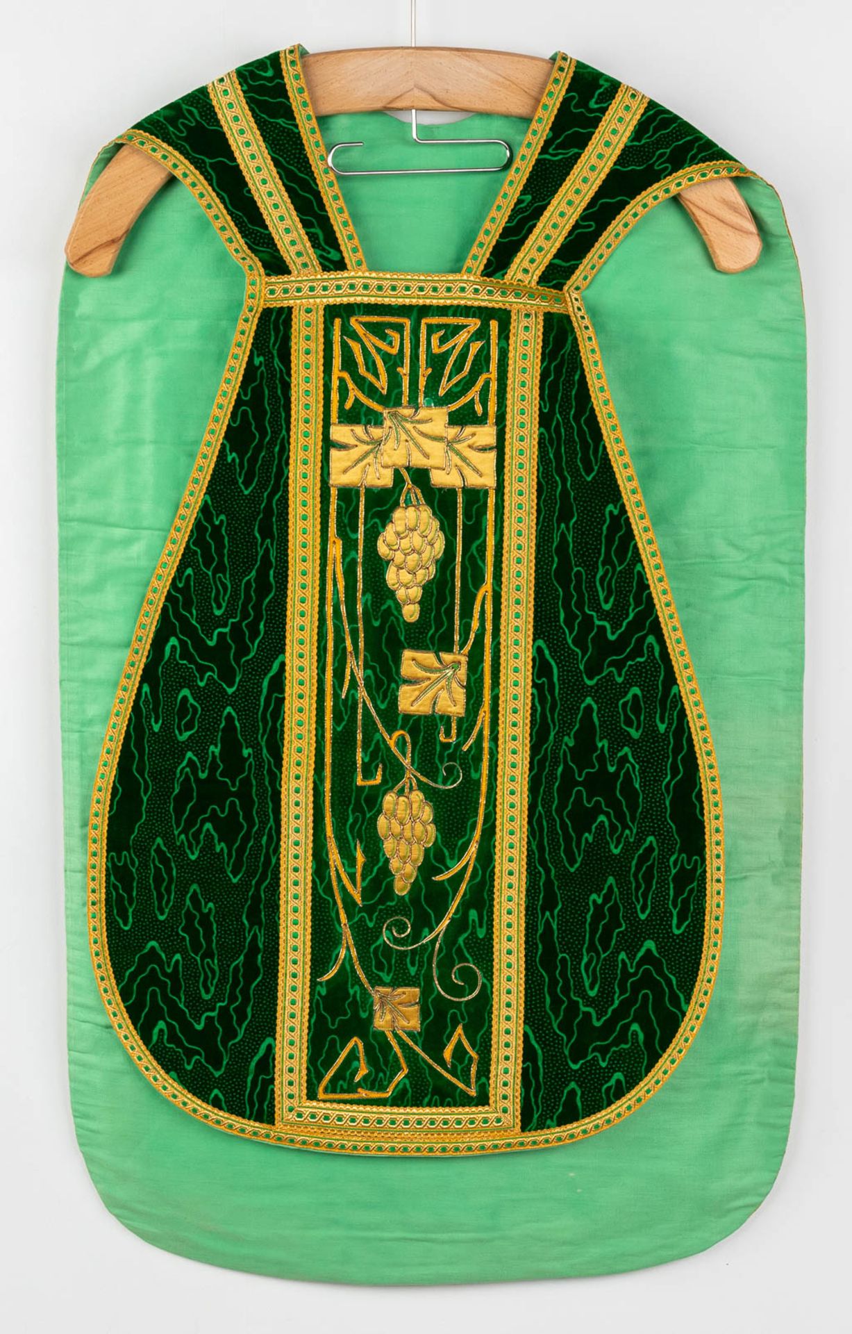 A set of 6 Roman Chasubles, maniple, Stola and Chalice veils - Image 12 of 37