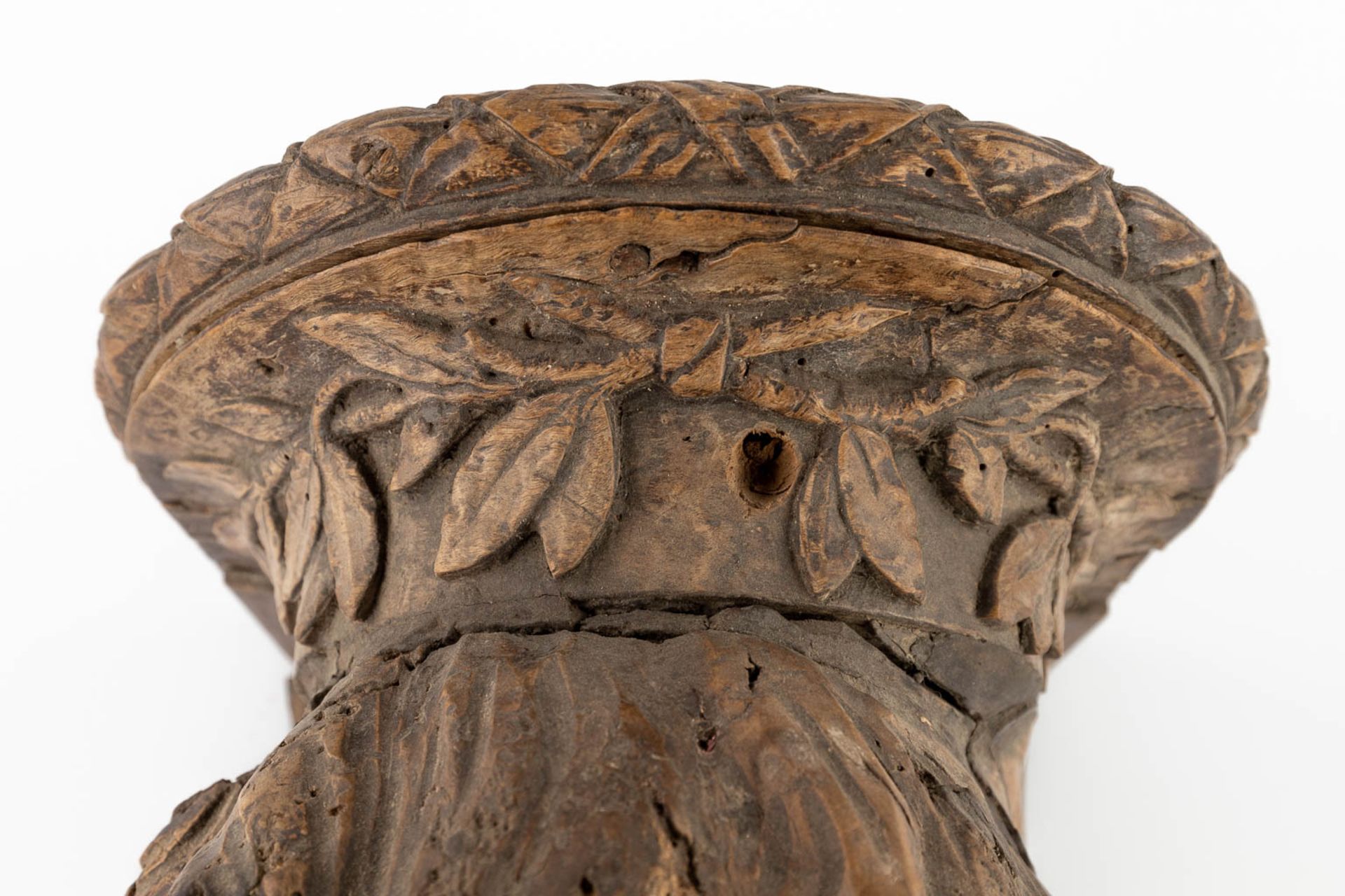 An antique, wood-sculptured corbel with an angel figurine. Oak, 17thC. (L:30 x W:28 x H:27 cm) - Bild 8 aus 11