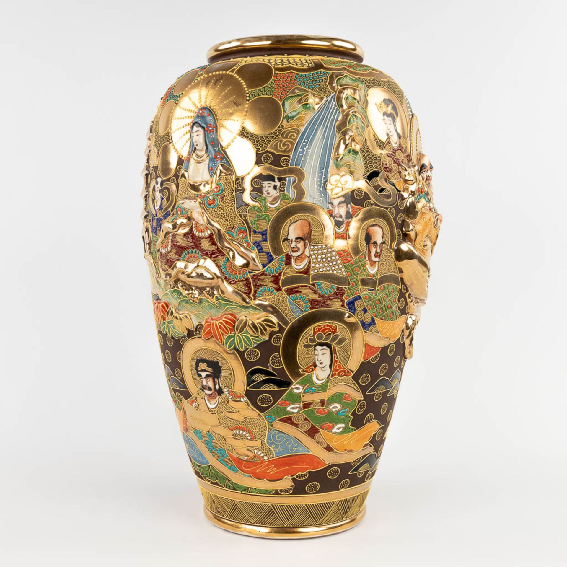 A large vase, Satsuma faience decorated with men and ladies, Japan. 20th C. (H:48 x D:28 cm) - Image 7 of 17