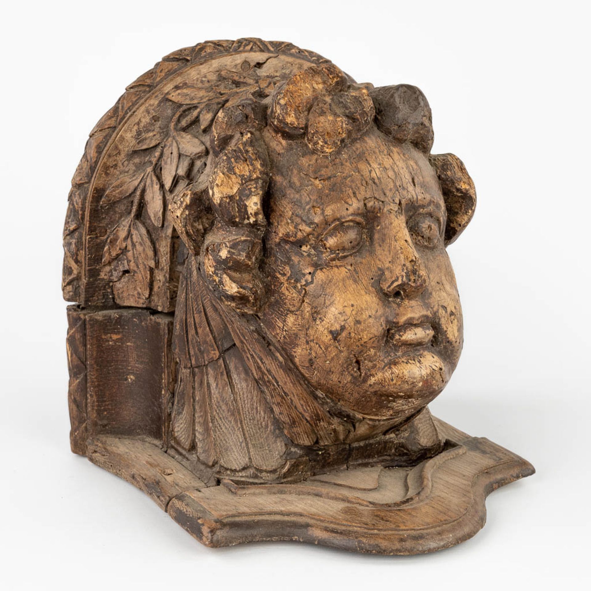 An antique, wood-sculptured corbel with an angel figurine. Oak, 17thC. (L:30 x W:28 x H:27 cm)