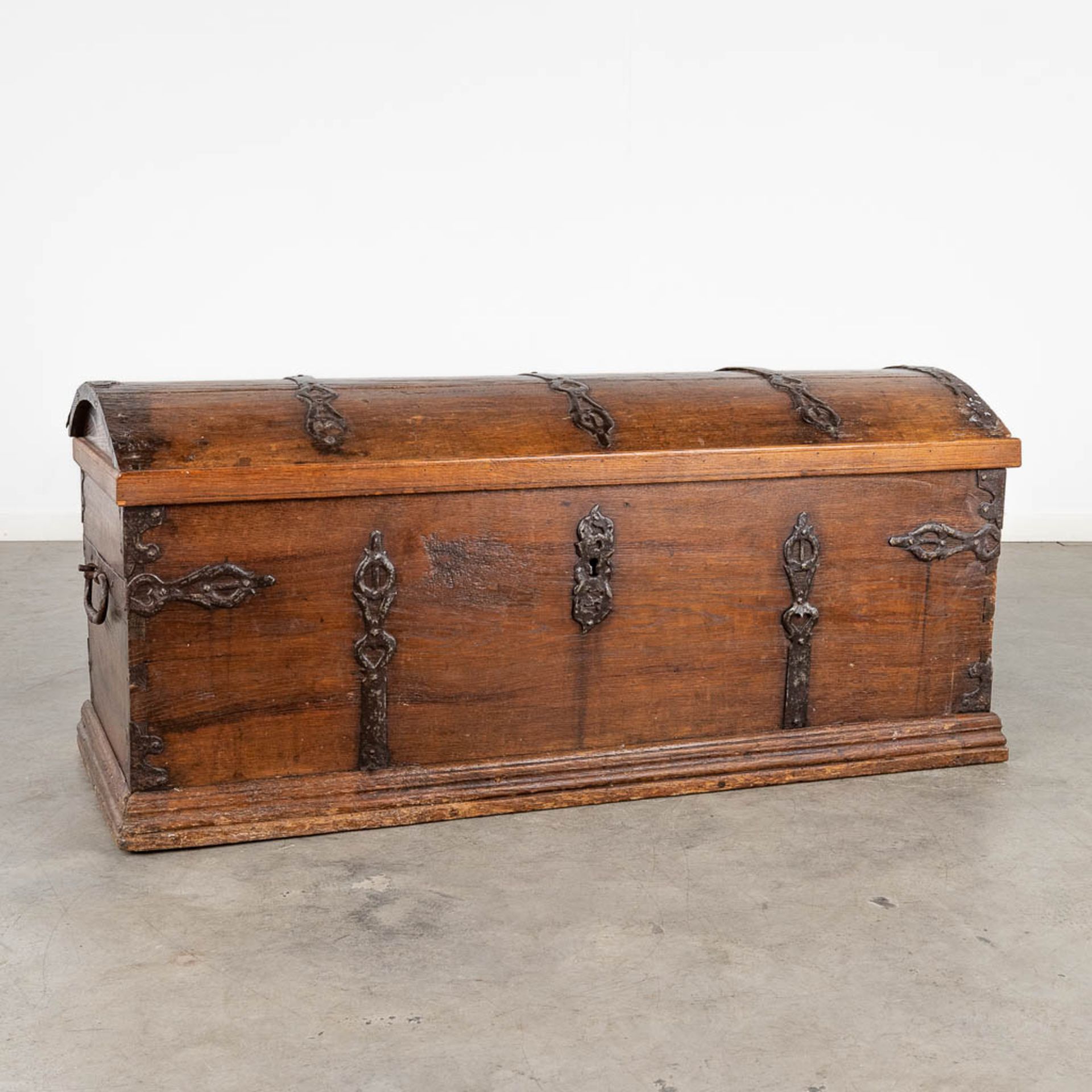 An antique chest, oak finished with wrought iron. 18th C. (L:58 x W:135 x H:58 cm)