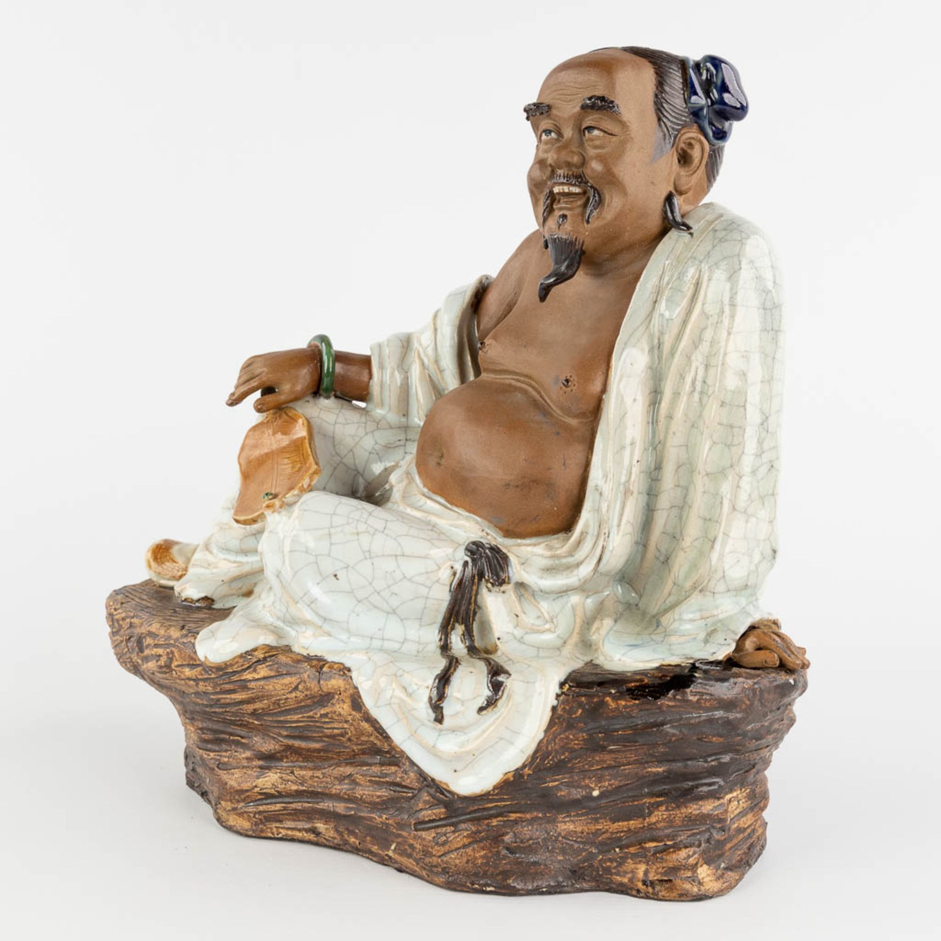 A Japanese wise man, glazed terracotta. 20th C. (L:19 x W:31 x H:31 cm) - Bild 7 aus 11
