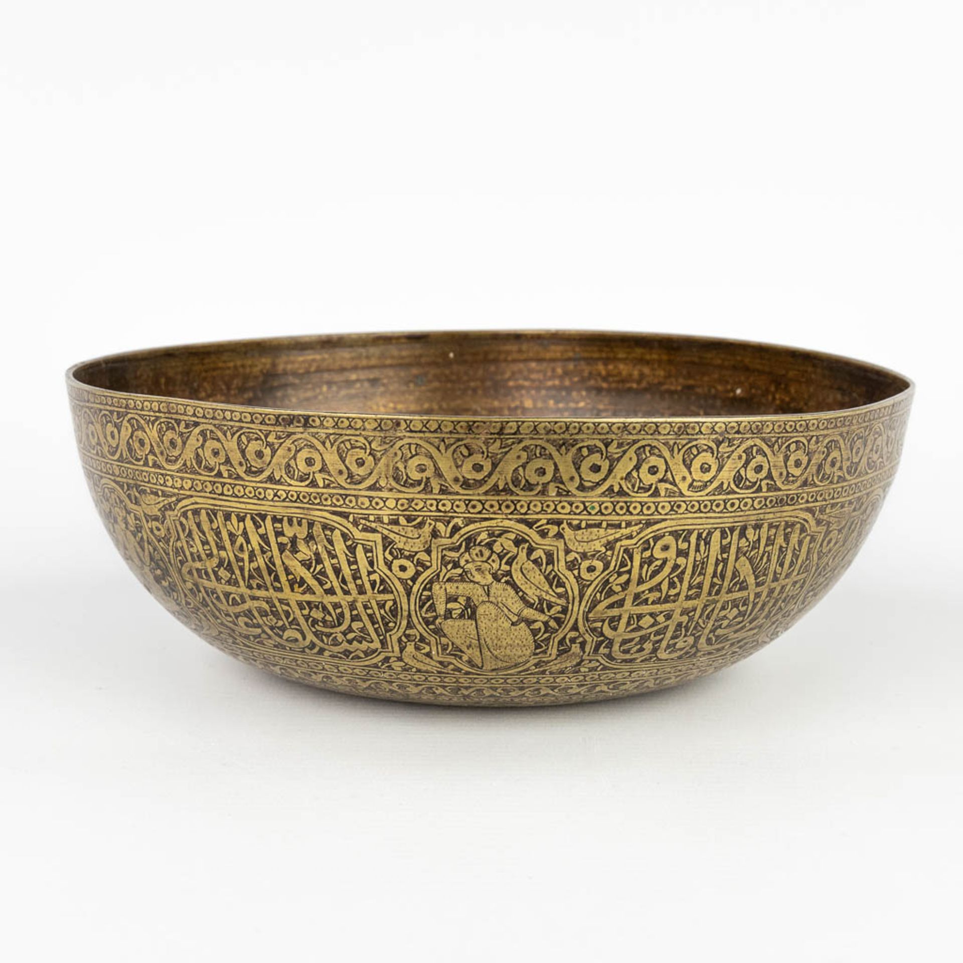 A bowl, Islamic origin, bronze. (H:8 x D:23 cm) - Bild 3 aus 13