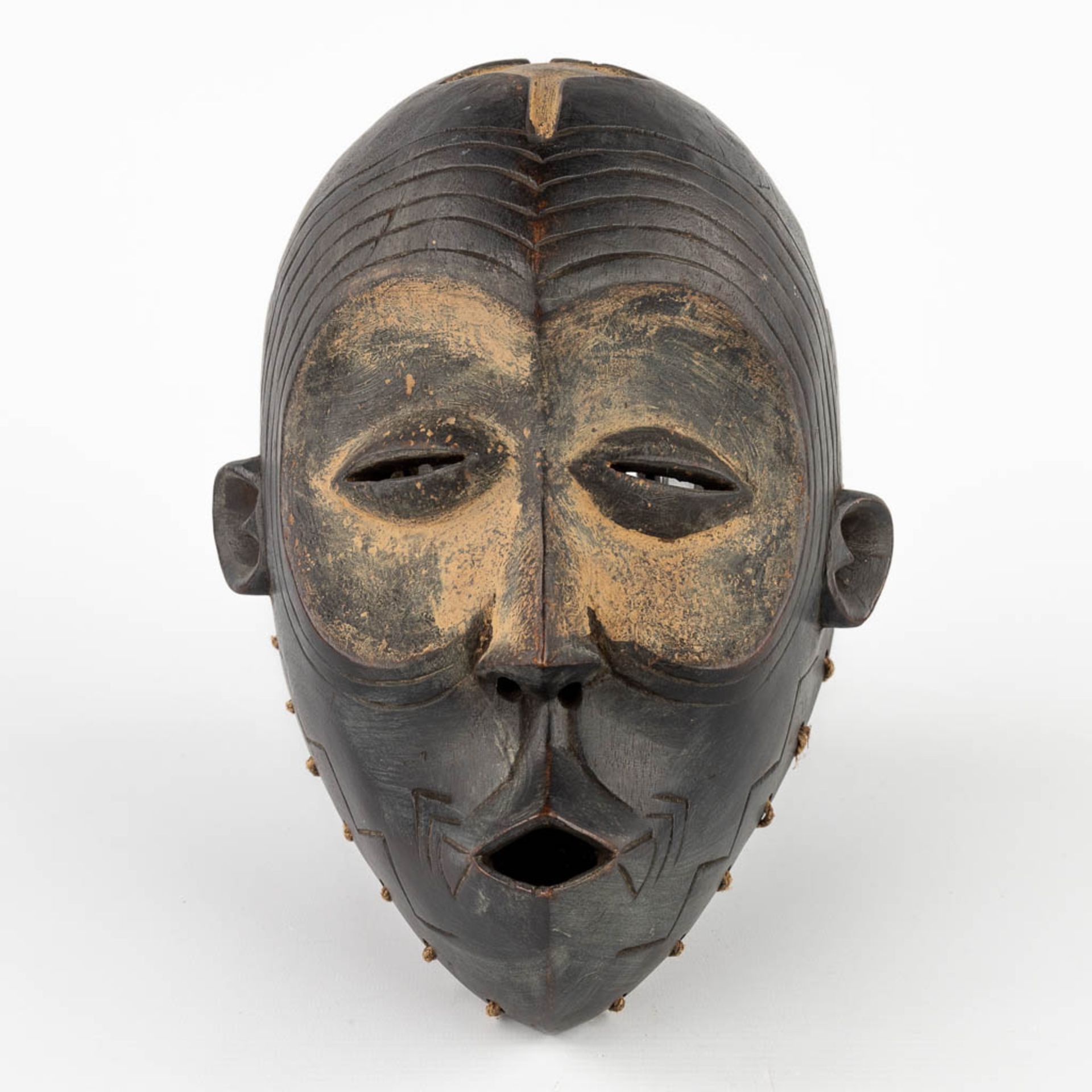 An African mask, Bakongo. 20th C. (L:16 x W:21 x H:30 cm)