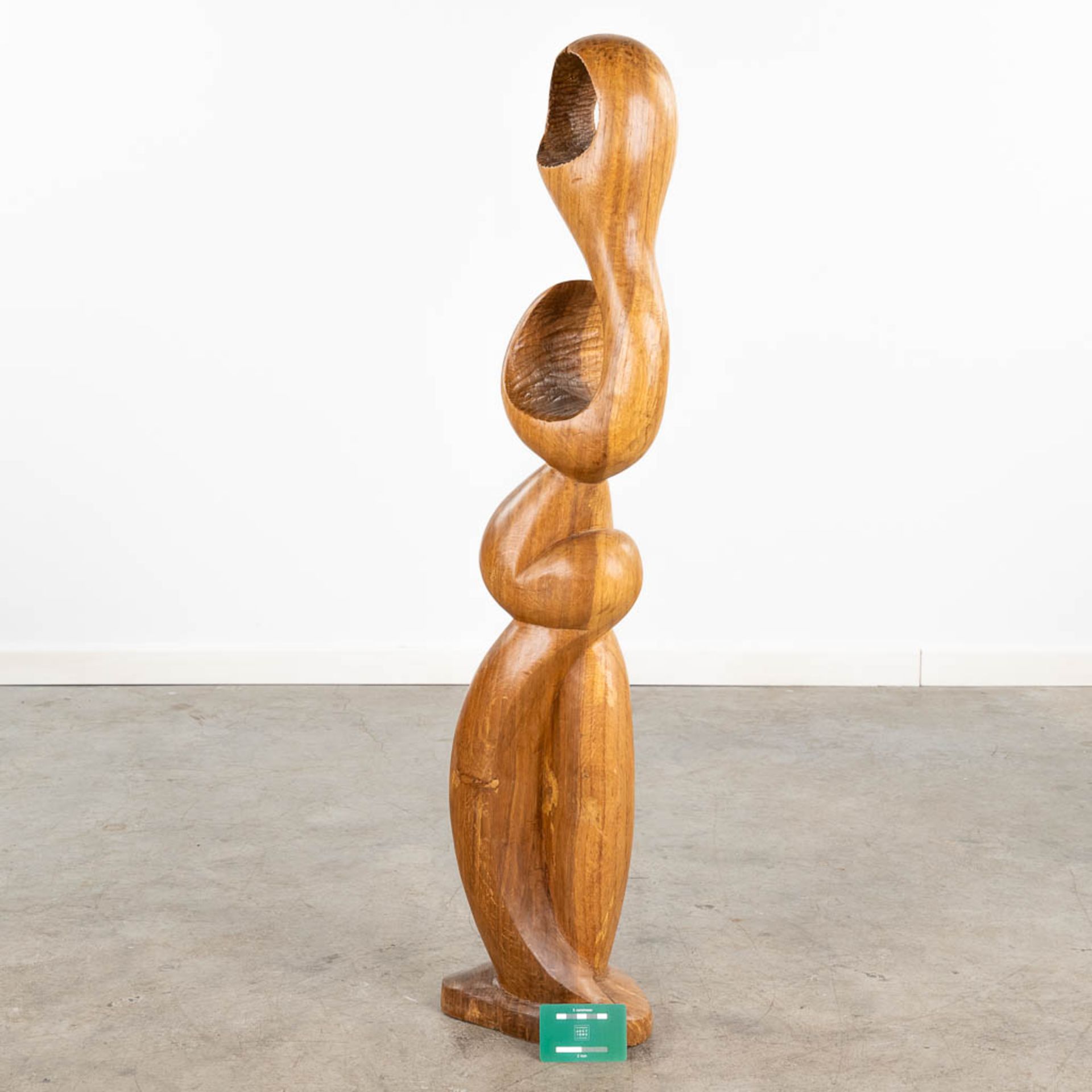 An abstract wood sculpture, marked J.D. 1972. (L:15 x W:22 x H:99 cm) - Image 2 of 12