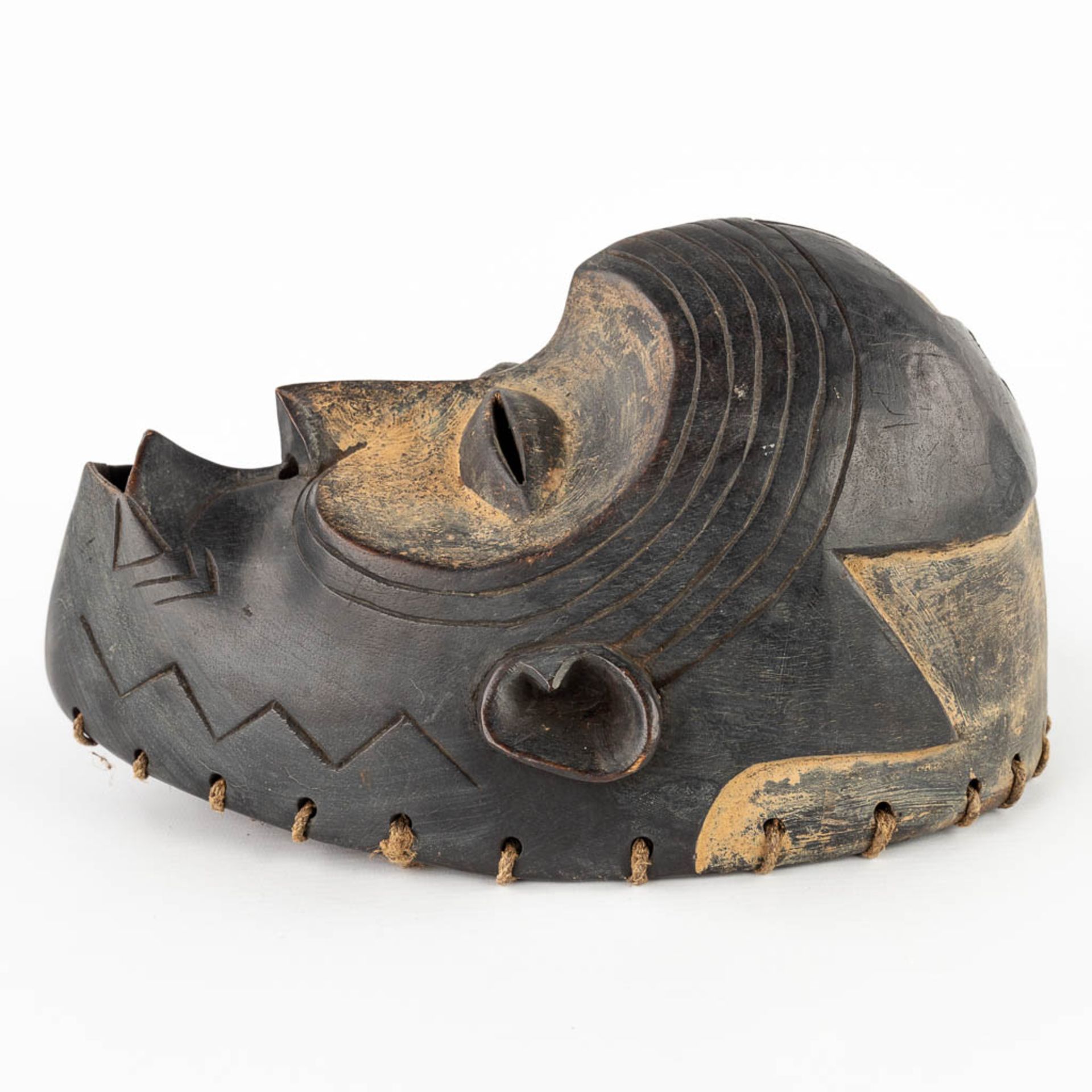 An African mask, Bakongo. 20th C. (L:16 x W:21 x H:30 cm) - Bild 7 aus 9