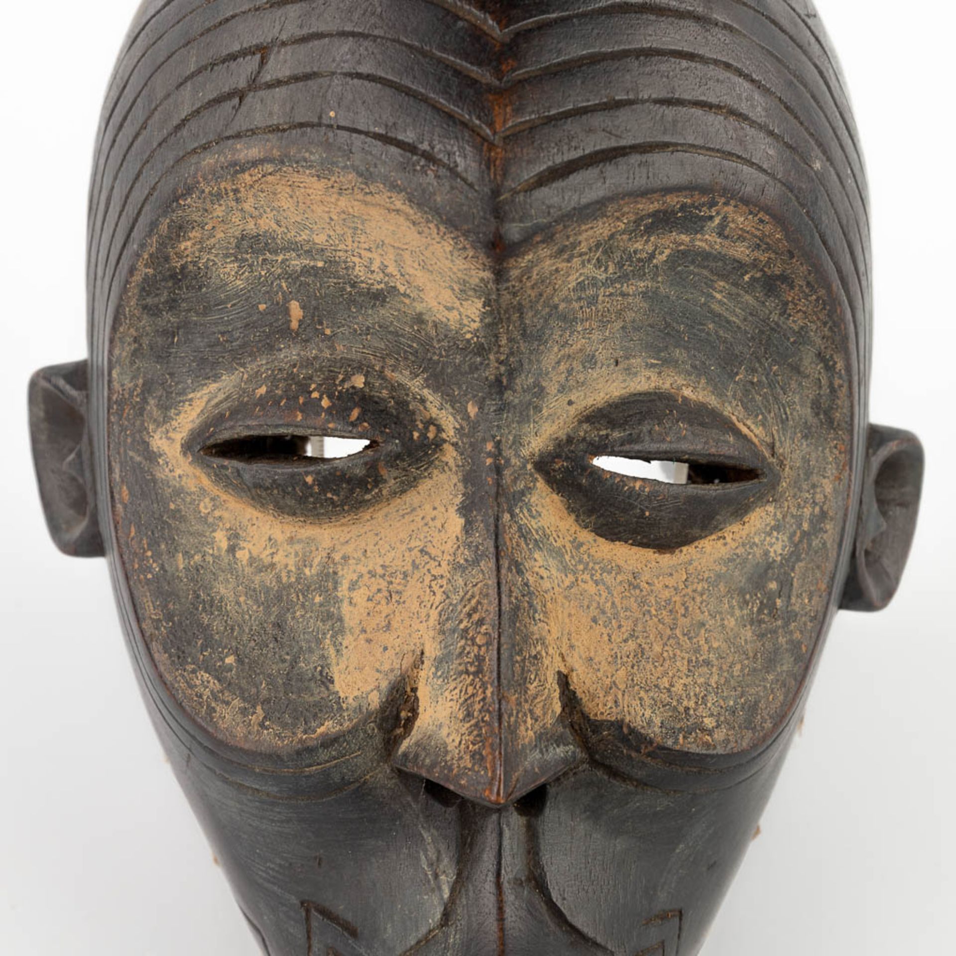An African mask, Bakongo. 20th C. (L:16 x W:21 x H:30 cm) - Bild 3 aus 9