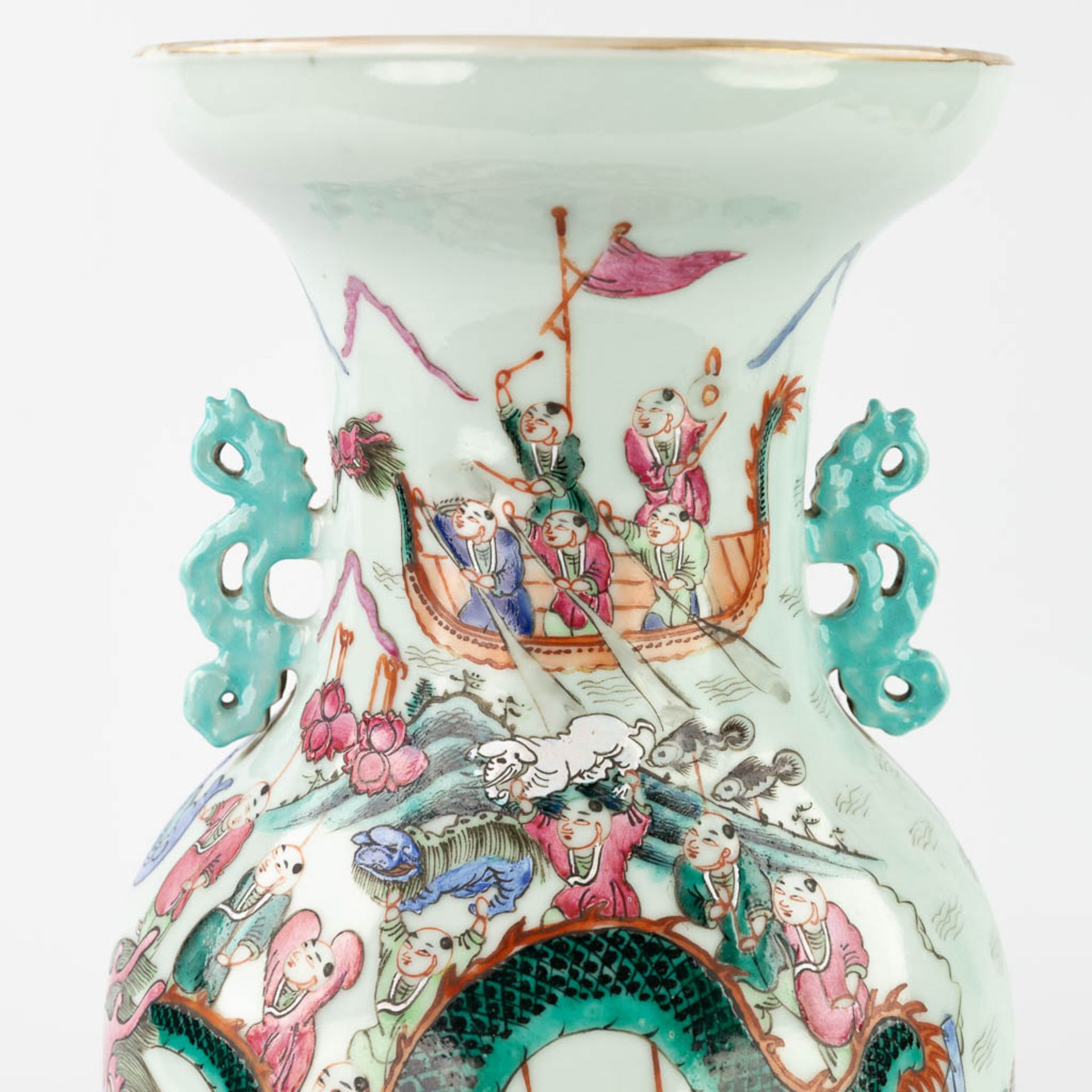 A Chinese Famille Rose '100 Boys' vase. 19th C. (H:44 x D:23 cm) - Image 11 of 13