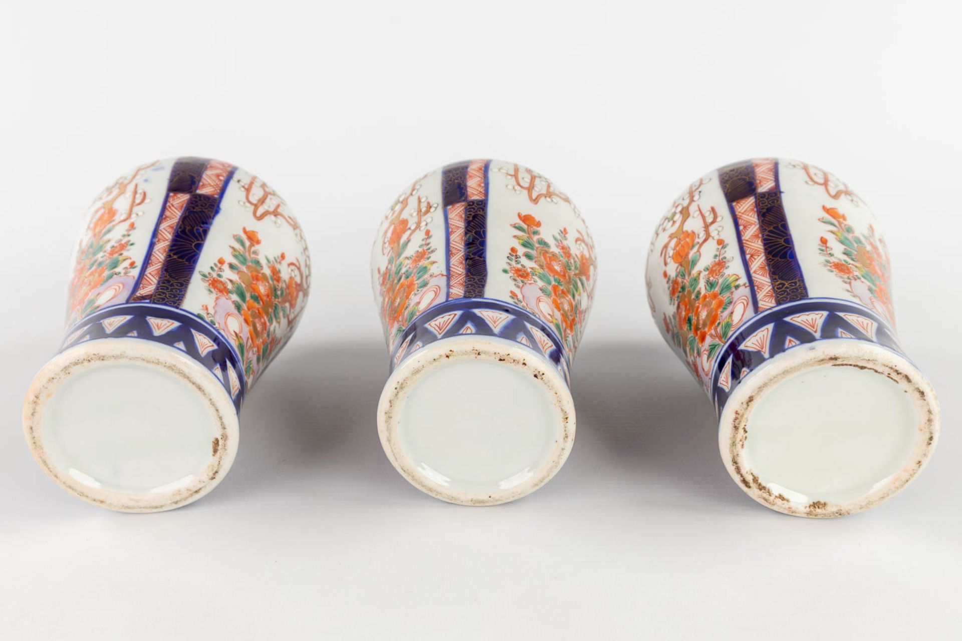A 5-piece 'Kaststel', Japanese Imari porcelain. (H:22 x D:11 cm) - Image 9 of 21
