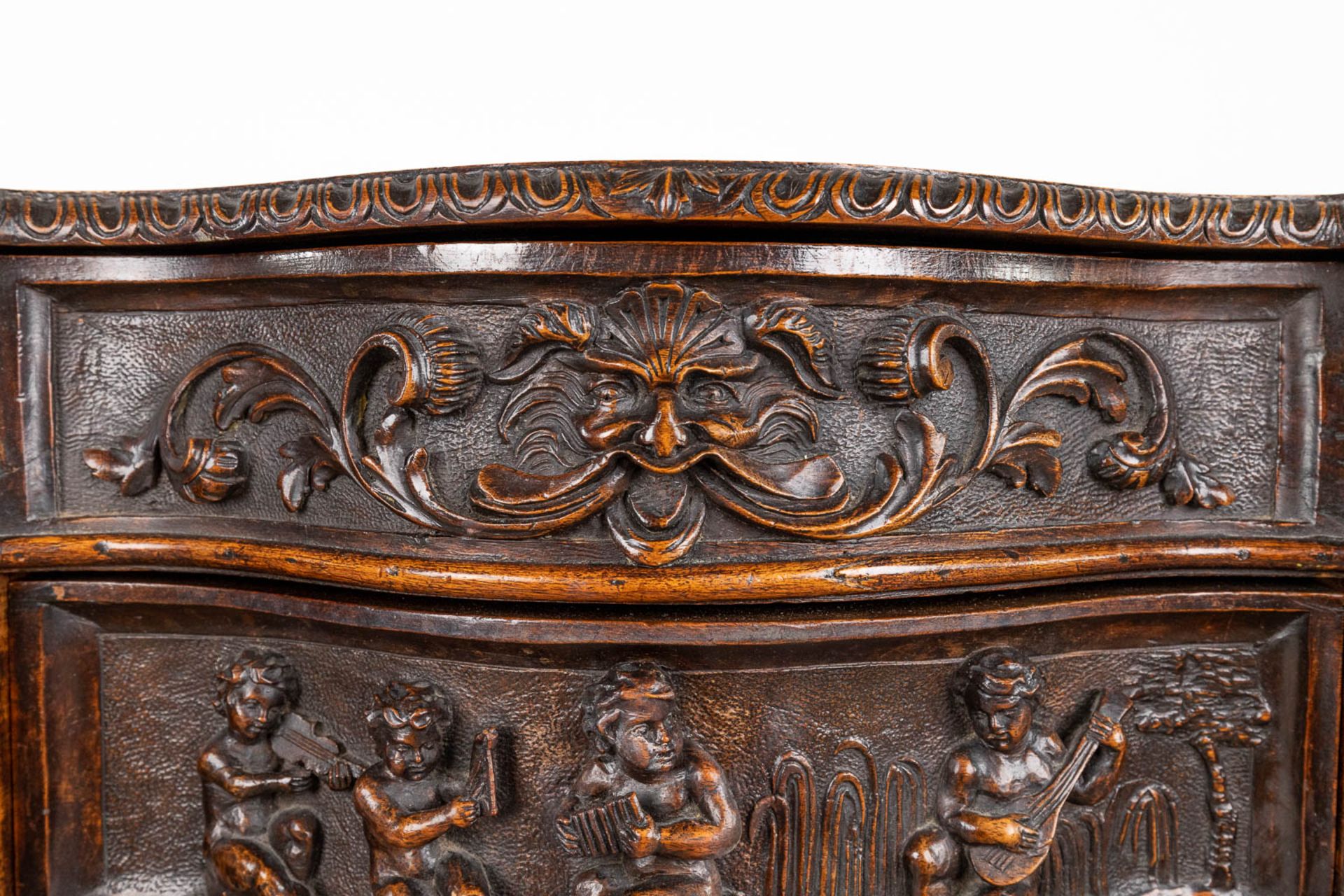 A Rococo-inspired commode, richly sculptured with mythological figurines, putti and ladies. Circa 19 - Bild 13 aus 20