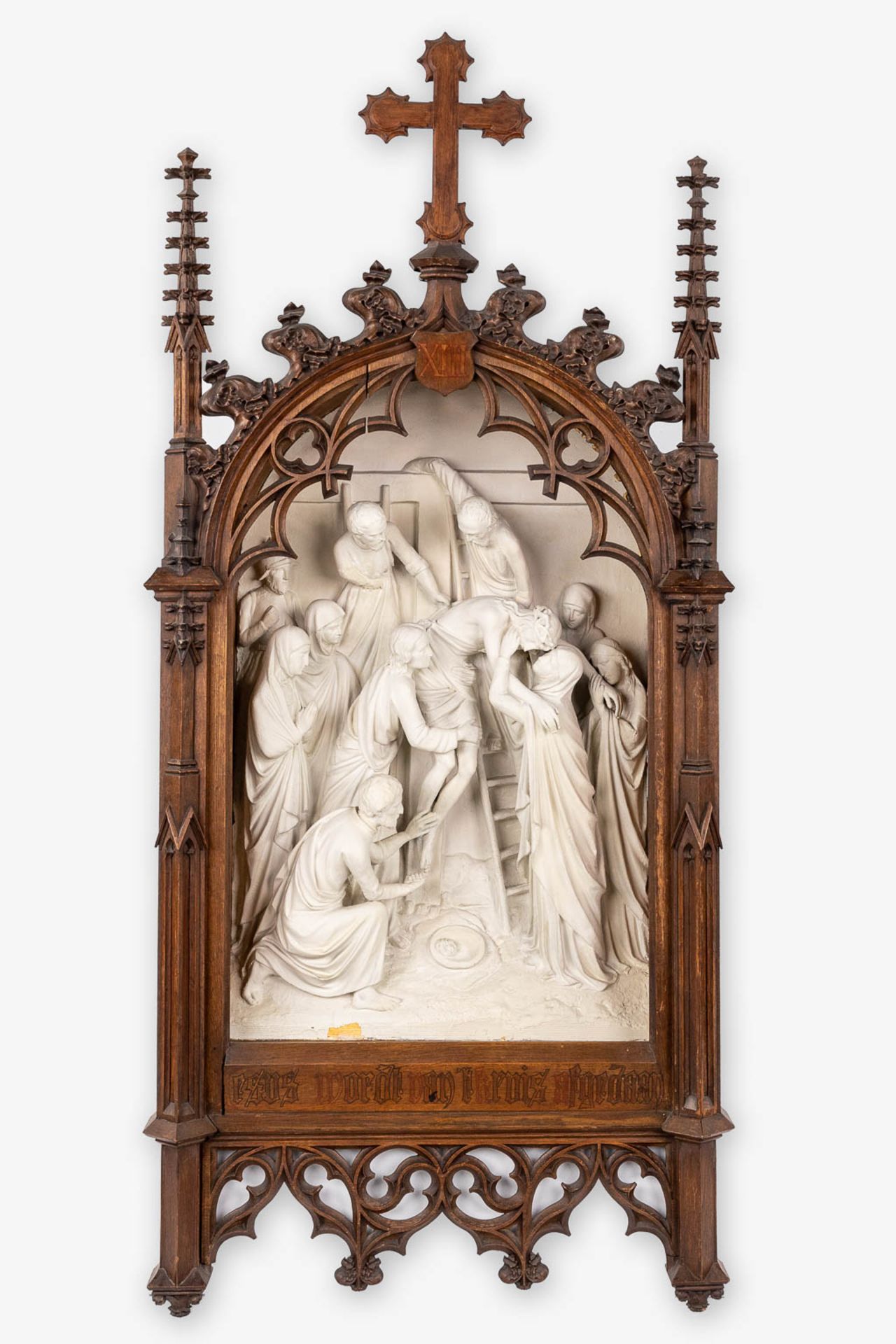 An extensive 14-piece 'Stations Of The Cross', plaster with gothic revival, wood-sculptured frames. - Bild 27 aus 30