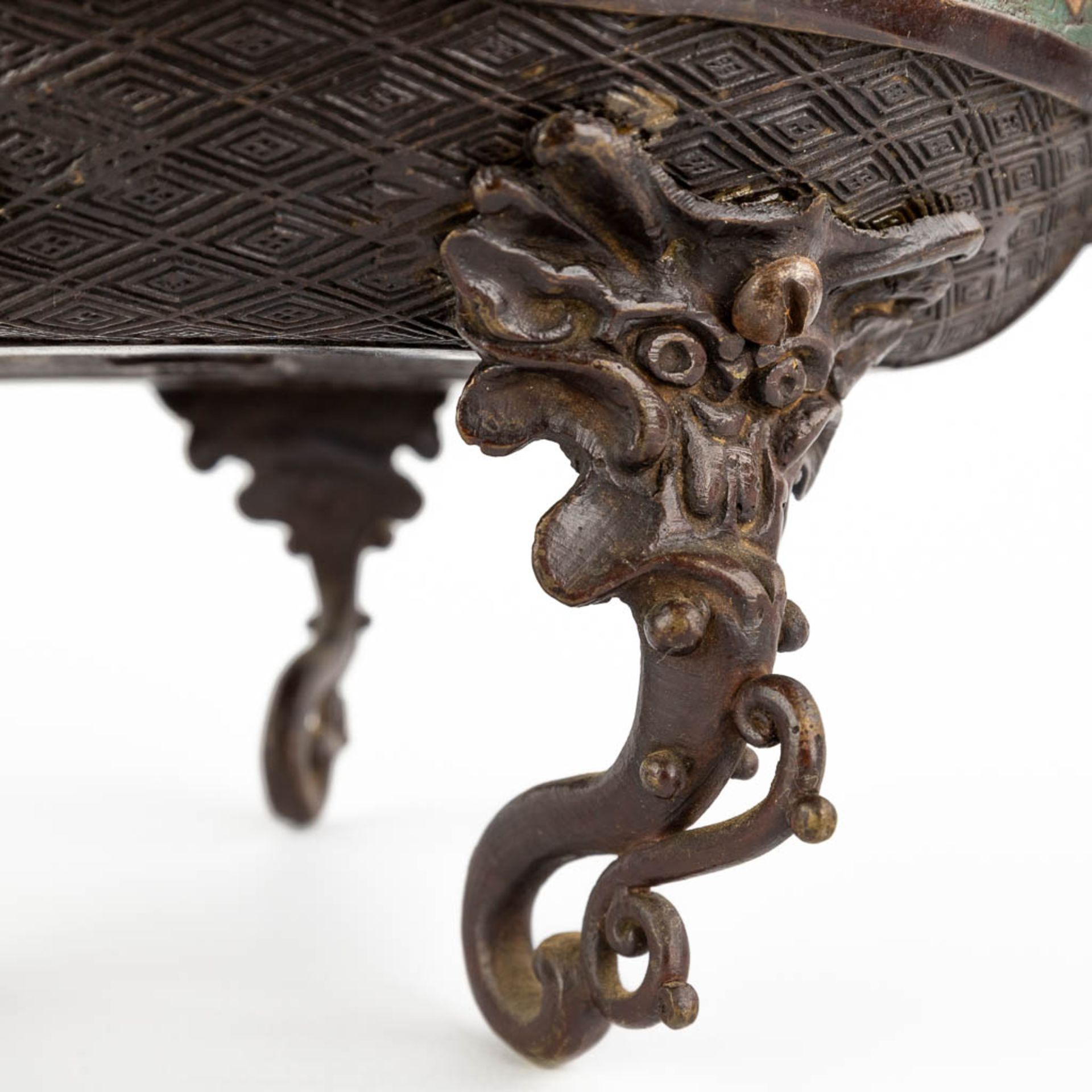 A Japanese incense burner, bronze with champslevé decor. 19th C. (L:19 x W:33 x H:27 cm) - Image 12 of 16