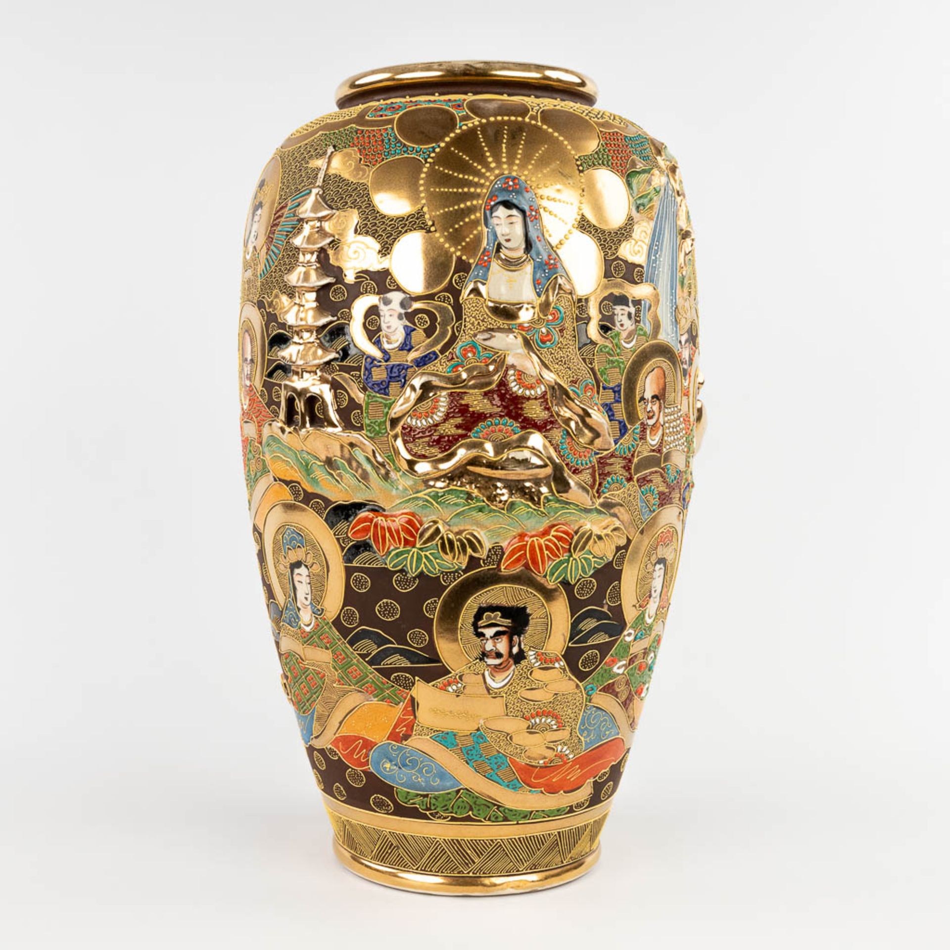 A large vase, Satsuma faience decorated with men and ladies, Japan. 20th C. (H:48 x D:28 cm) - Image 8 of 17