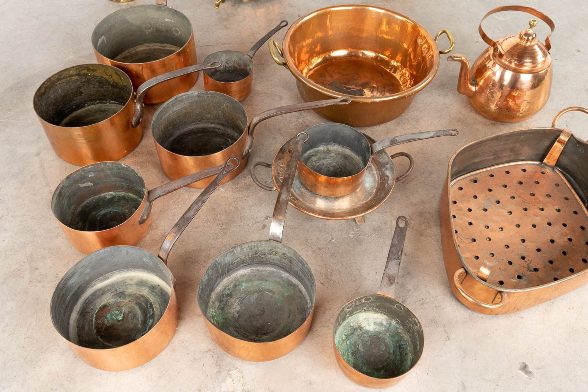 A collection of copper accessories and kitchen utensils. (W:47 x H:40 x D:35 cm) - Image 3 of 11