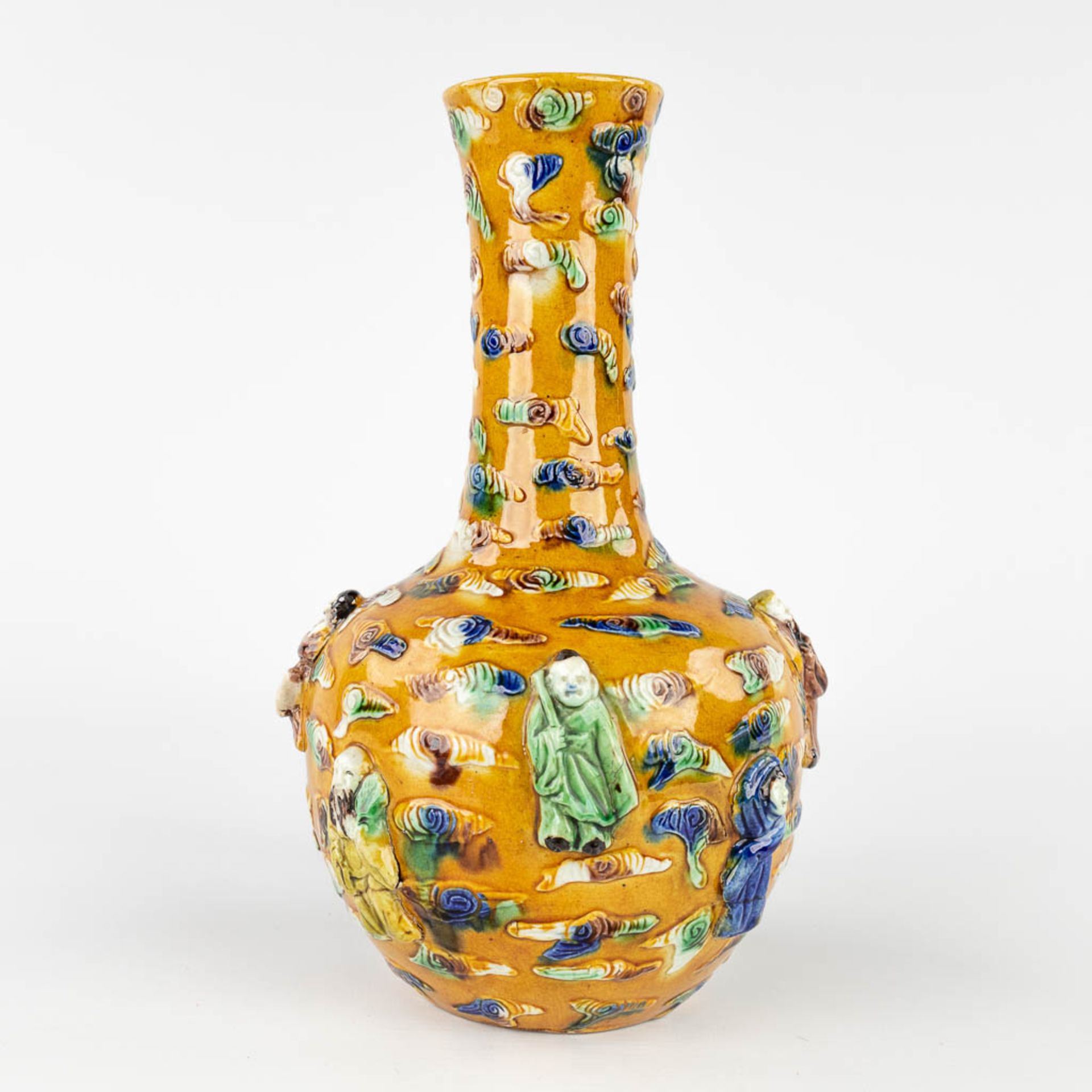 A Chinese vase decorated with the 8 immortals, Famille Verte, Qing Dynasty. 18th/19th C. (H:26 x D:1 - Image 8 of 15