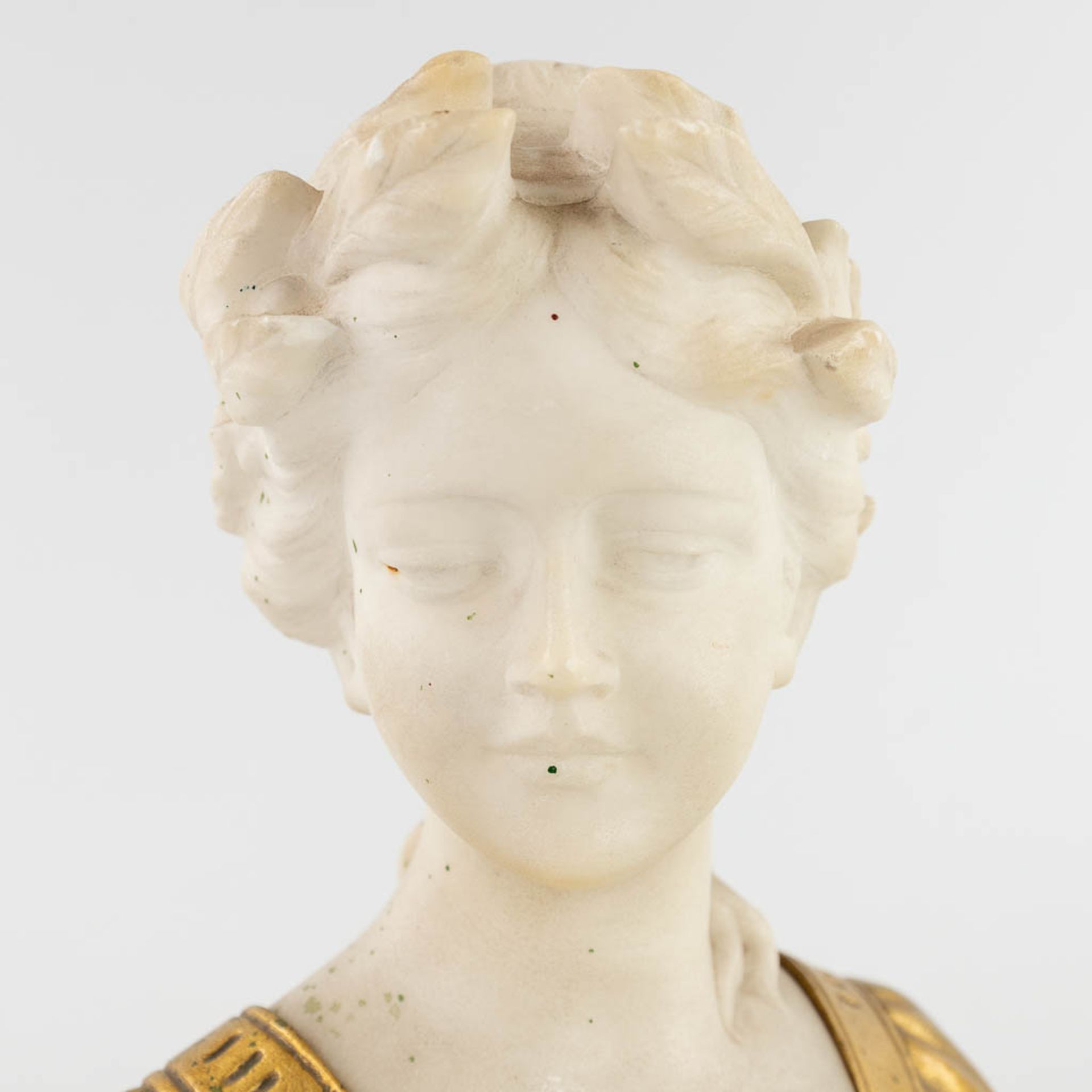 Gustave VAN VAERENBERGH (1873-1927) 'Bust of a lady' spelter and alabaster. (L:10,5 x W:20 x H:21 cm - Bild 9 aus 10