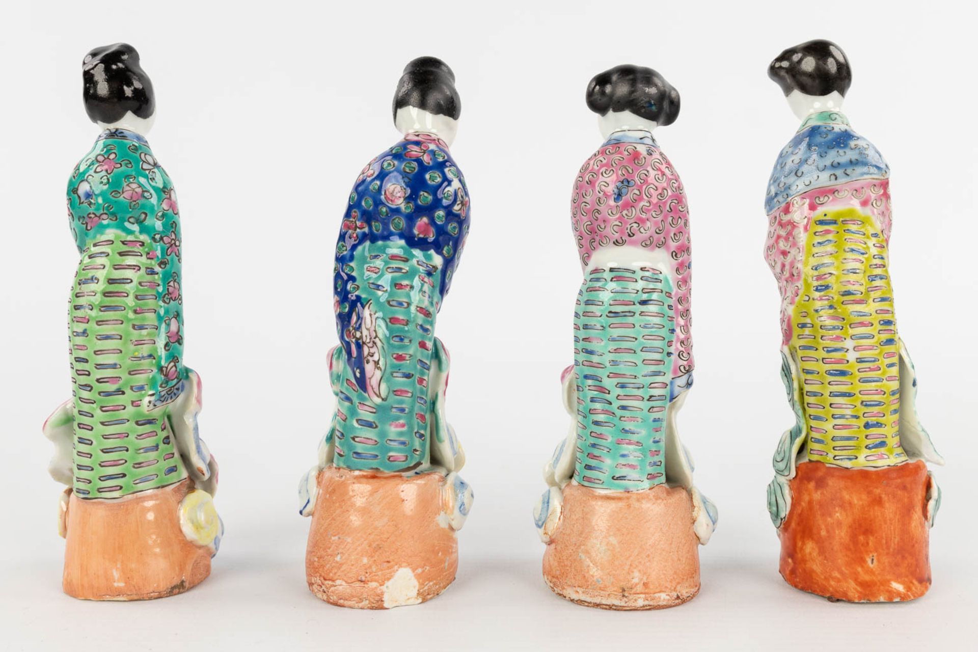 A collection of 6 Chinese figurines, 3 pairs, Famille Rose Porcelain. Republic period. 20th C. (L:7 - Image 11 of 17