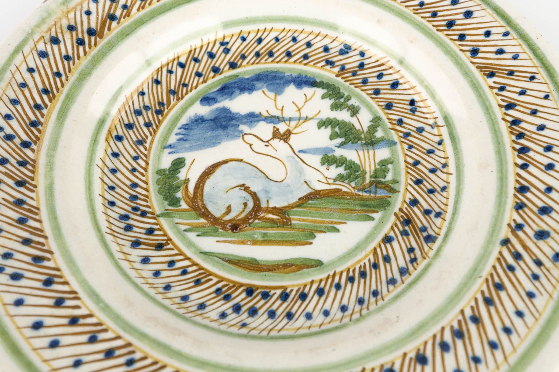 Three pieces of Delfts Faience, two plates with deer and a strainer. 18th C. (D:23 cm) - Image 15 of 18