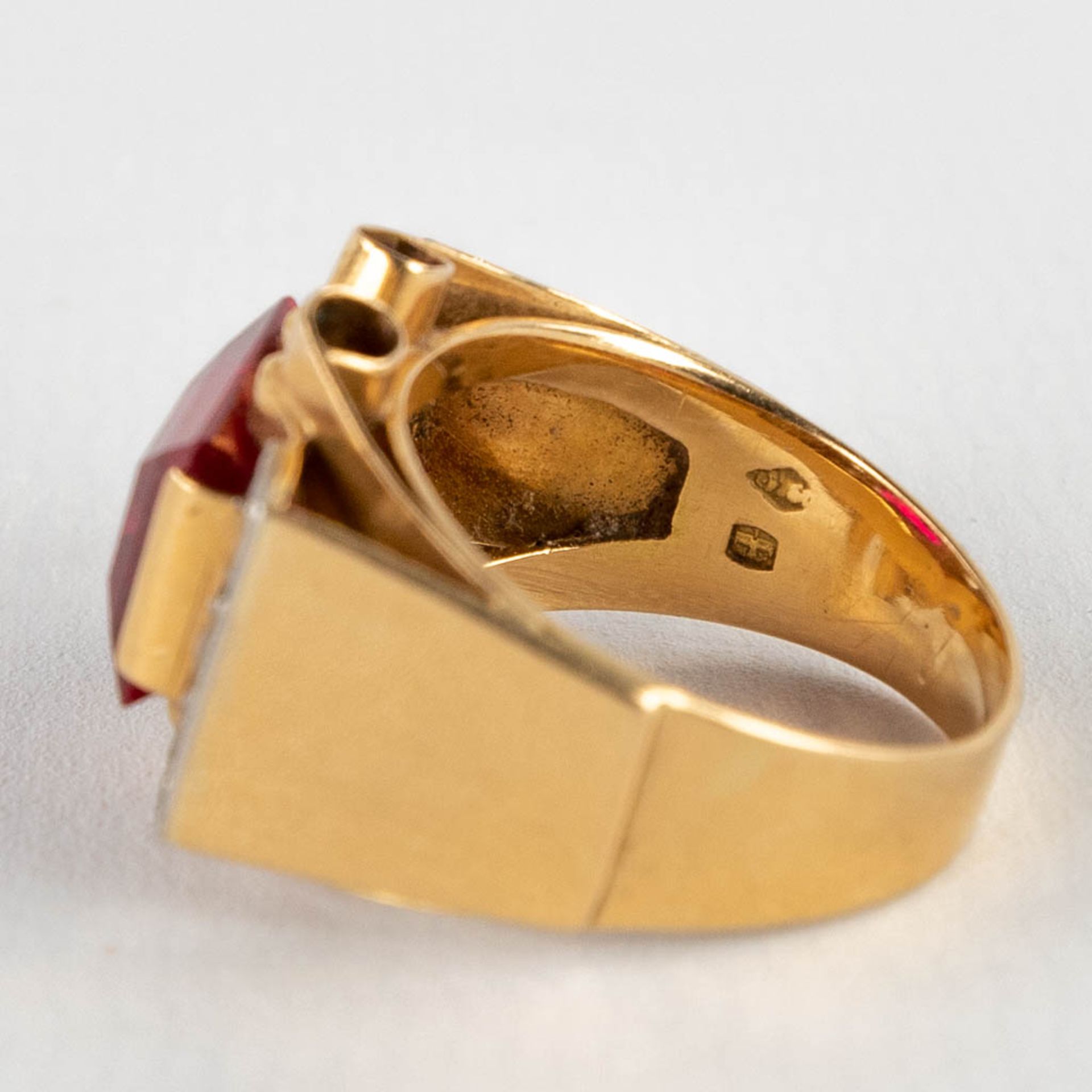 A yellow gold ring with cut red stone/glass and 6 diamonds. Ring size 55. 6,58g. - Image 8 of 11