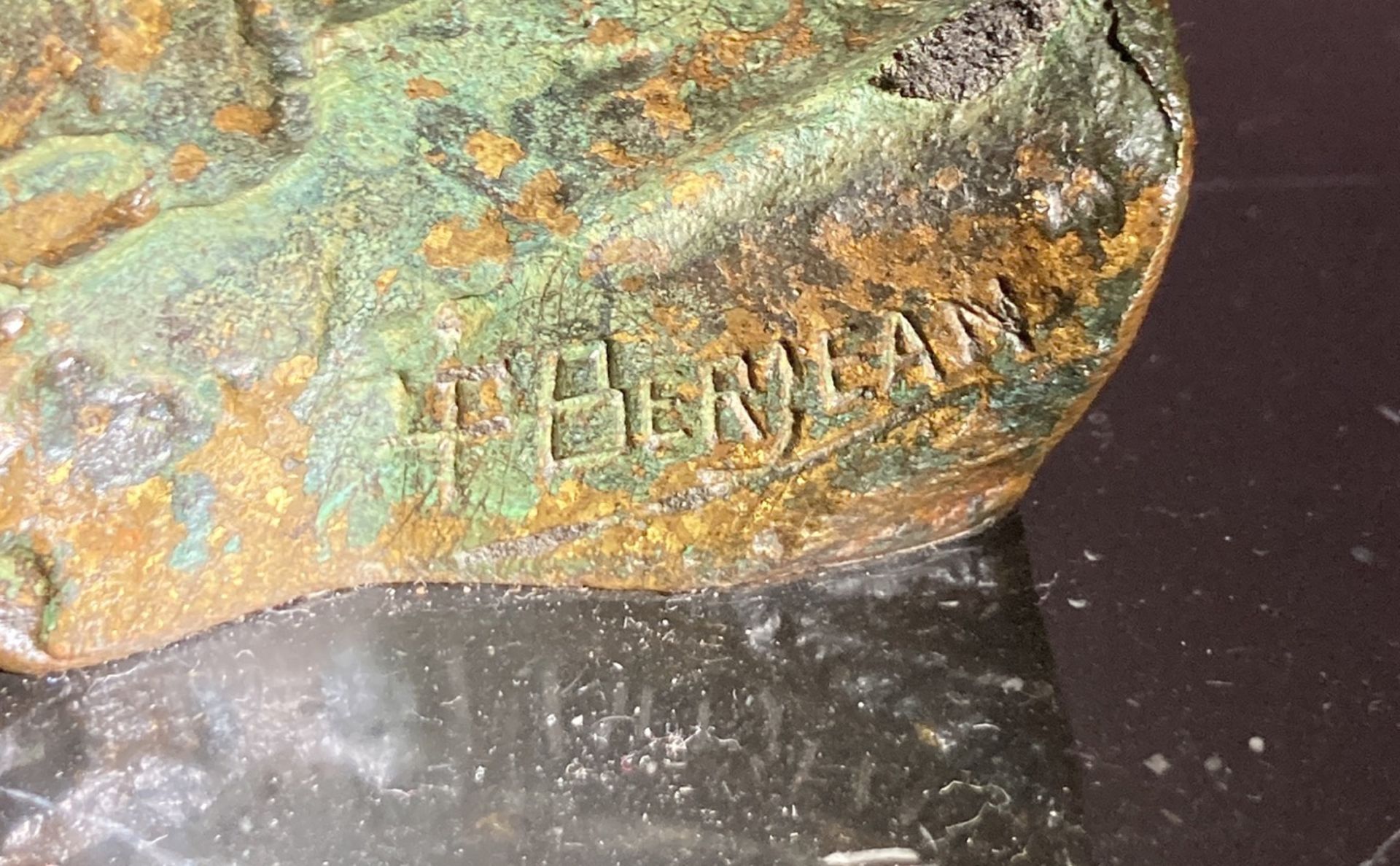 P. BERJEAN (XX) Fighting a lion, patinated bronze, marble. (L:29 x W:100 x H:37 cm) - Bild 11 aus 11