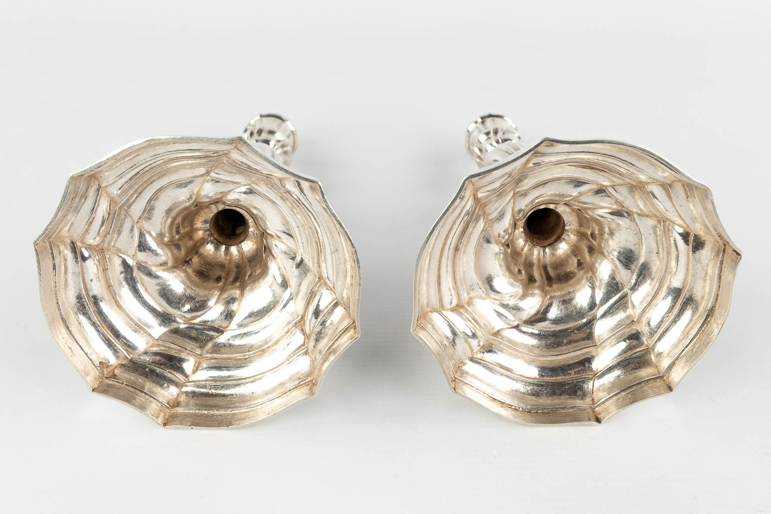 A pair of silver candlesticks / Candle holders, Carolus Benninck, Bruges, 18th C. 582g. (H:23 x D:13 - Image 6 of 11