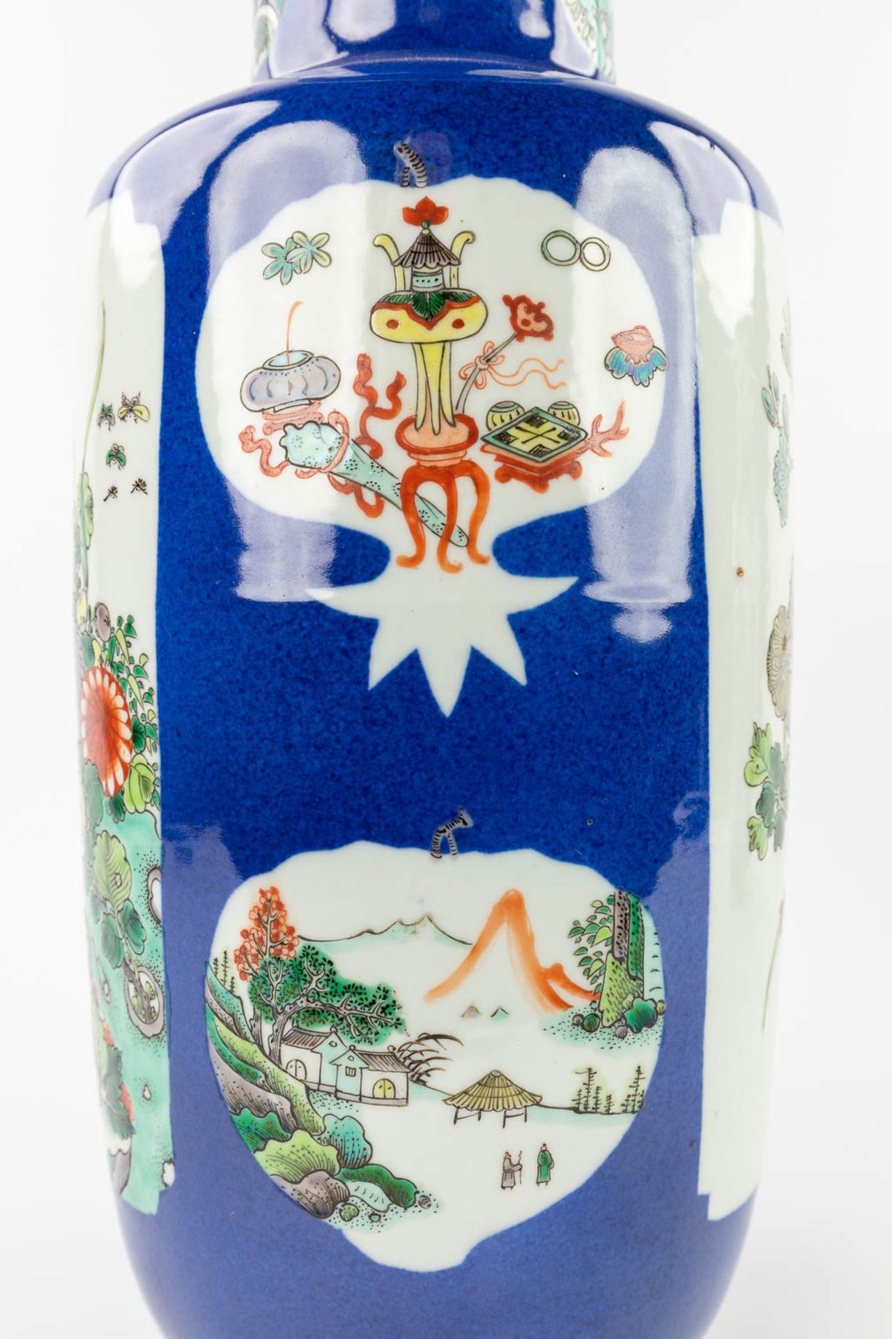 A pair of Chinese vases, decorated with fauna and flora. 20th C. (H:45 x D:18 cm) - Image 13 of 13