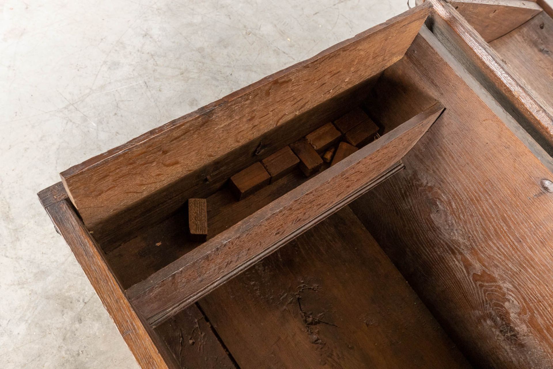 An antique chest, oak finished with wrought iron. 18th C. (L:58 x W:135 x H:58 cm) - Bild 15 aus 17