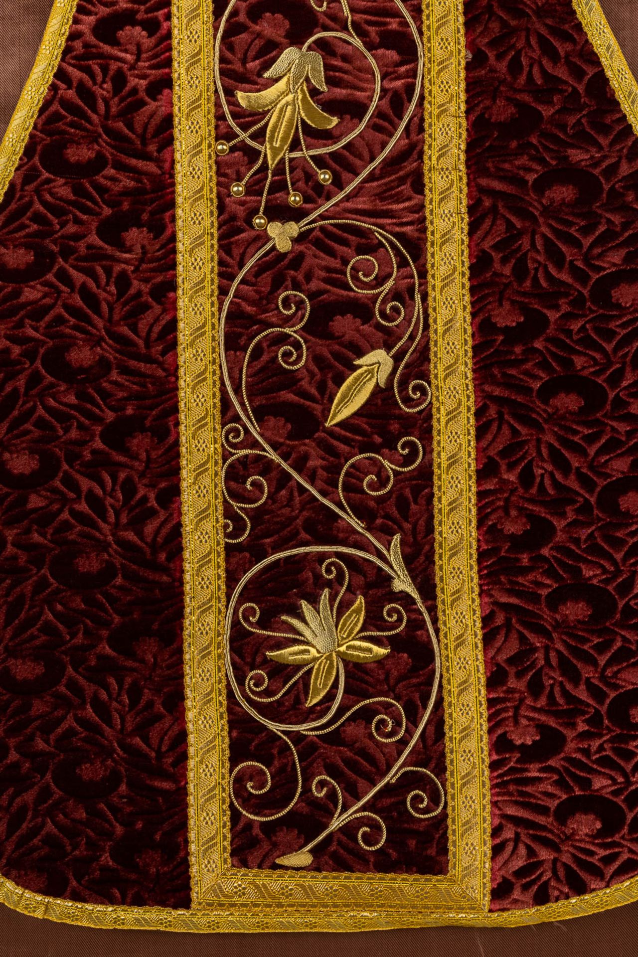 A set of Liturgical robes, 2 Roman Chasubles, maniple and stola and Chalice Veil - Image 10 of 14