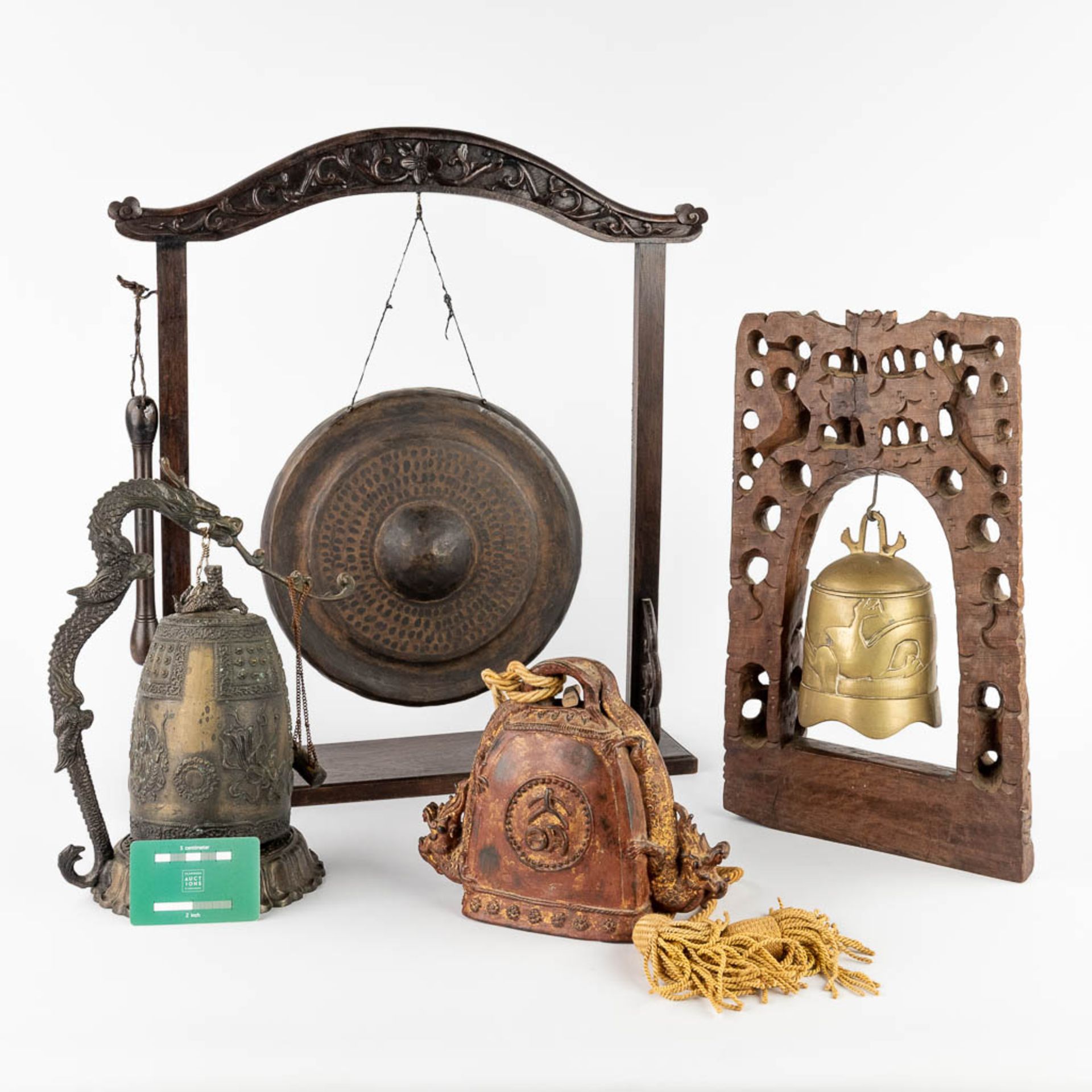 3 bells and a gong, Oriental. 19th/20th C. (L:13 x W:47 x H:55 cm) - Image 2 of 28