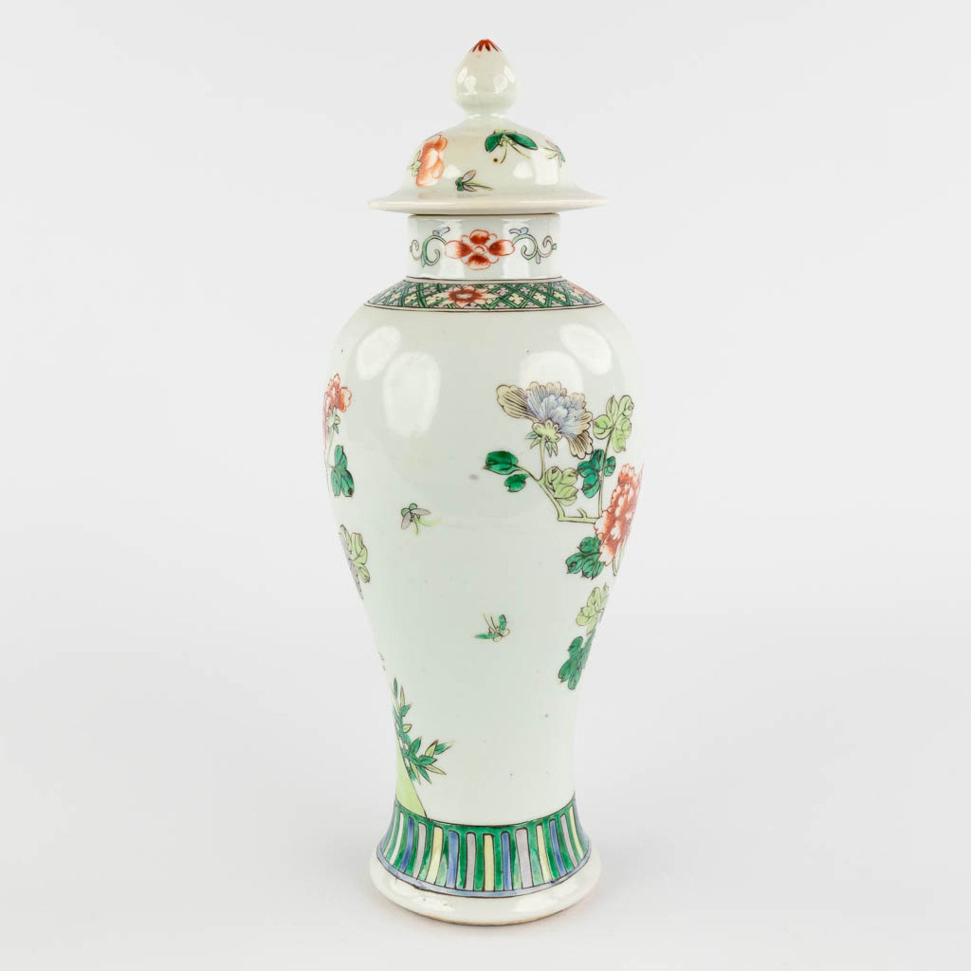 Five pieces of Chinese porcelain and stoneware, Prunus, Famille Verte, and Nanking. 20th C. (H:28 x - Image 5 of 32