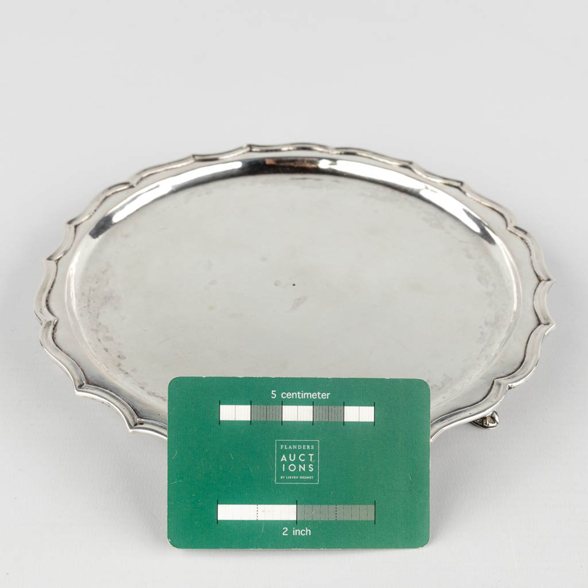 An 'Asiette Volante', silver, probably made in Namur, Belgium. 18th C. 269g. (H:2 x D:20 cm) - Bild 2 aus 8