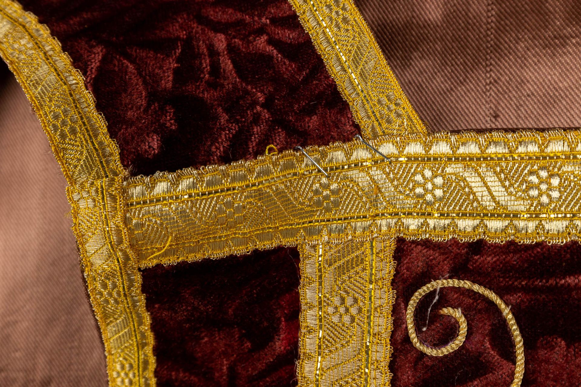 A set of Liturgical robes, 2 Roman Chasubles, maniple and stola and Chalice Veil - Image 11 of 14