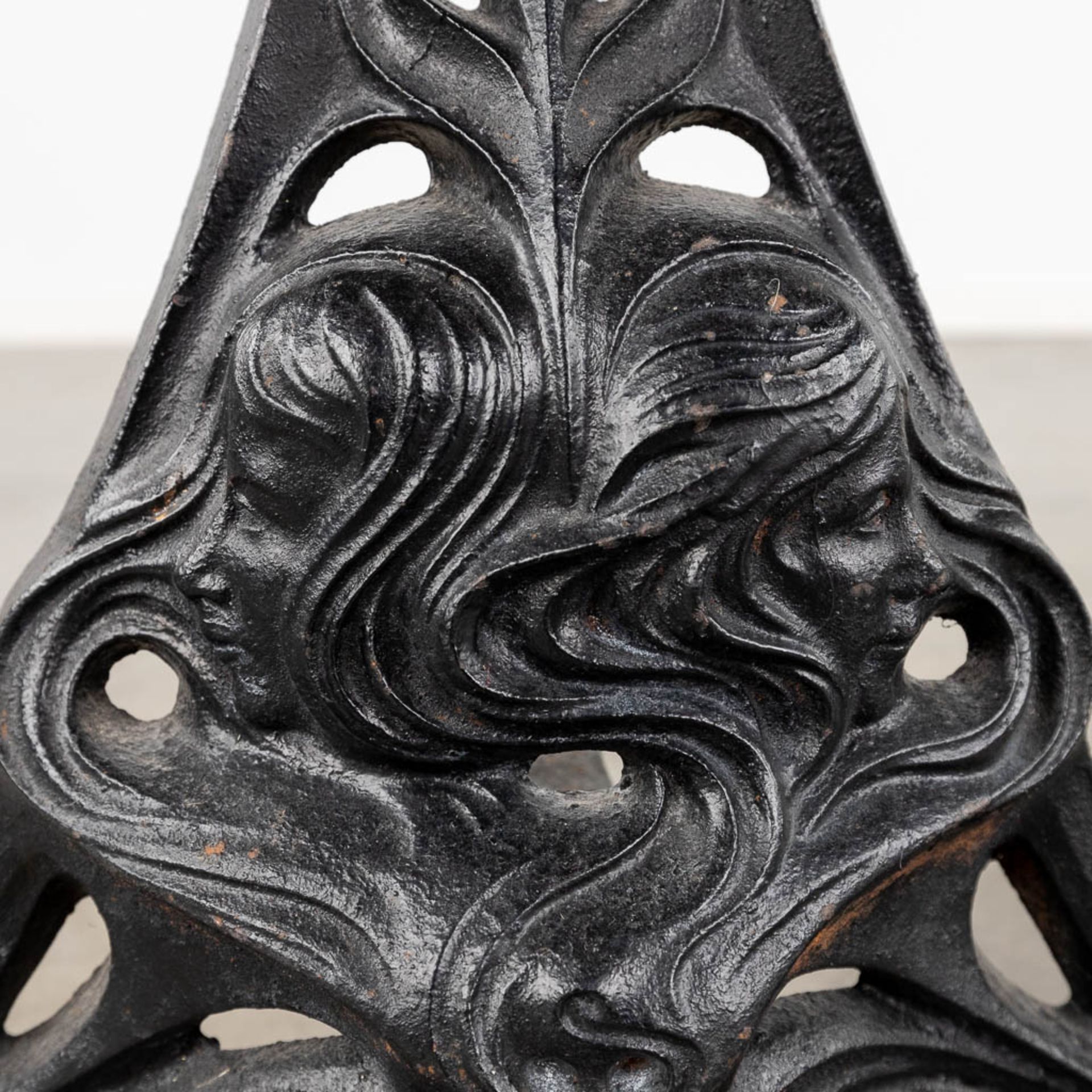 A pair of fireplace andirons, cast iron in art nouveau. Circa 1900. (L:40 x W:27 x H:40 cm) - Bild 10 aus 12