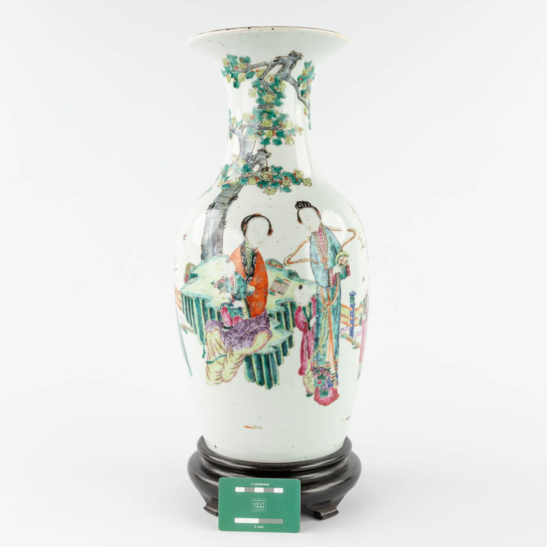 A Chinese vase decorated with ladies and children. 18th/19th C. (H:46 x D:22 cm) - Image 2 of 11