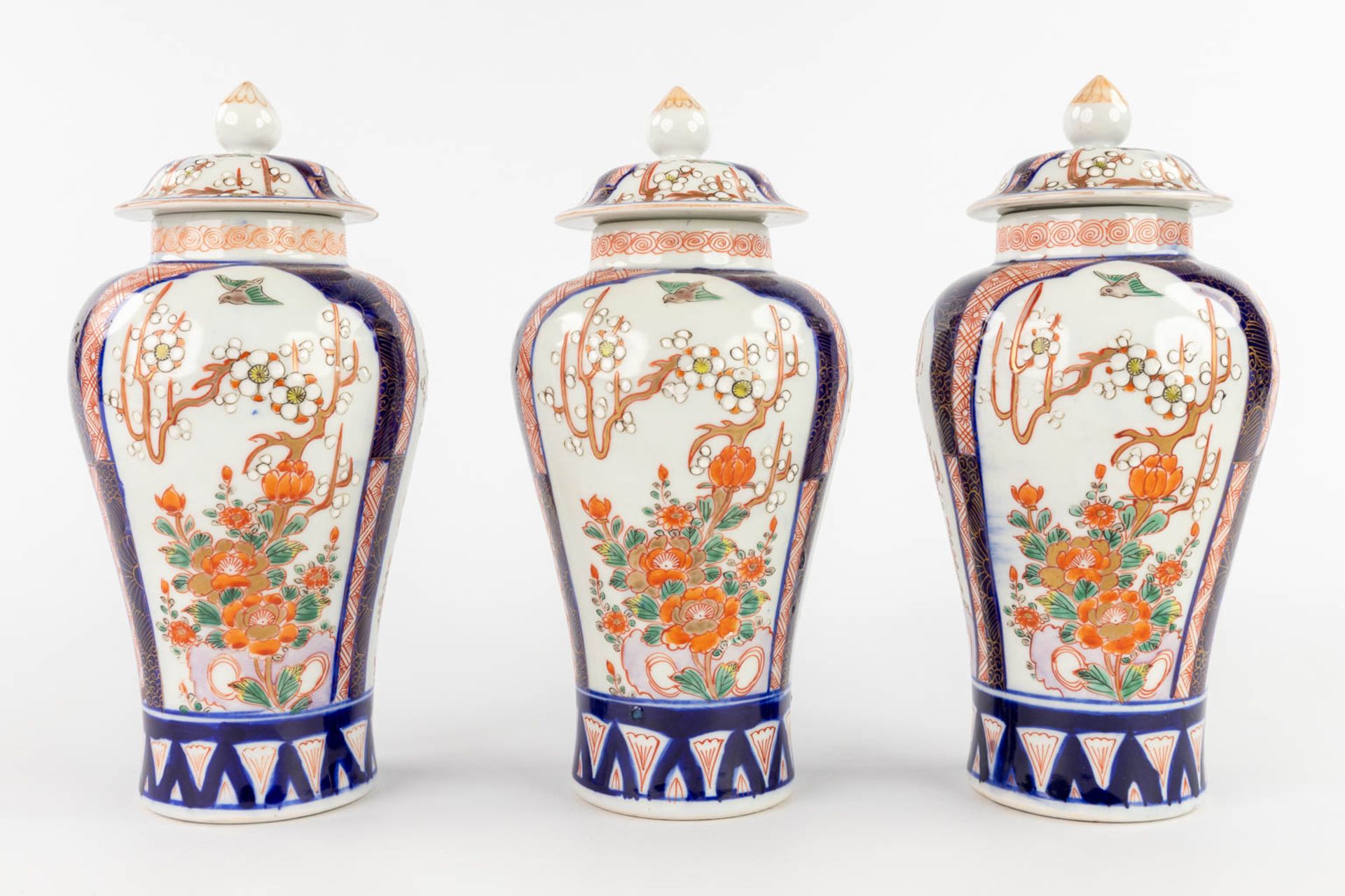 A 5-piece 'Kaststel', Japanese Imari porcelain. (H:22 x D:11 cm) - Image 7 of 21