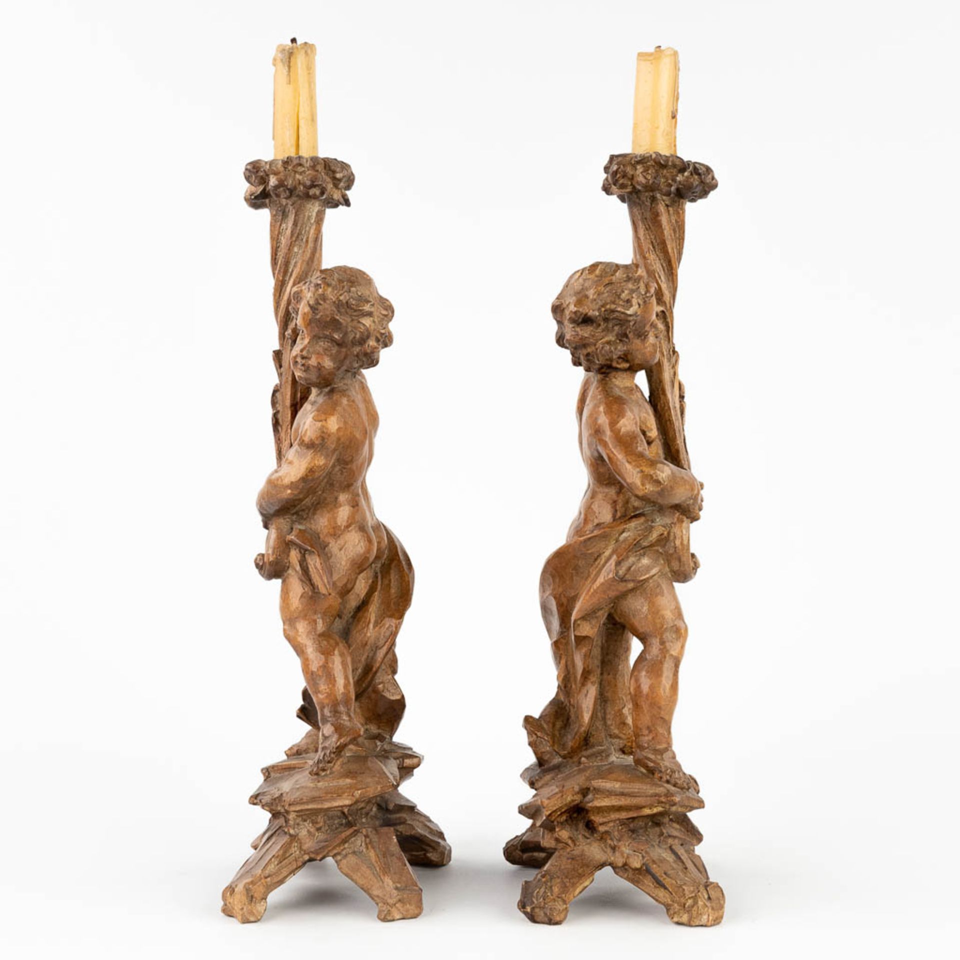 A pair of wood-sculptured candle holders, with putti. 19th C. (L:9 x W:12 x H:34 cm) - Image 5 of 12